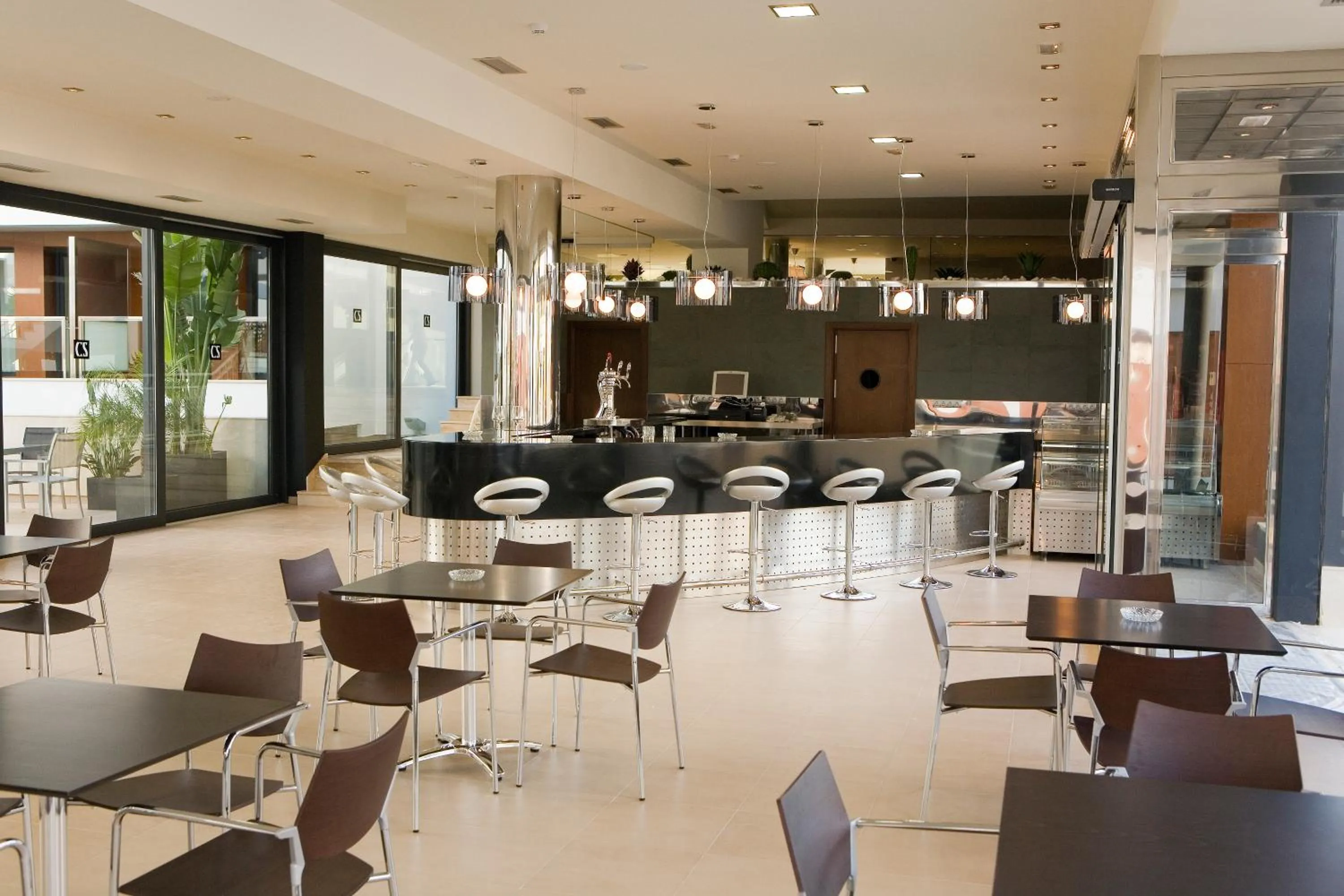 Lounge or bar in Hotel y Apartamentos Conilsol