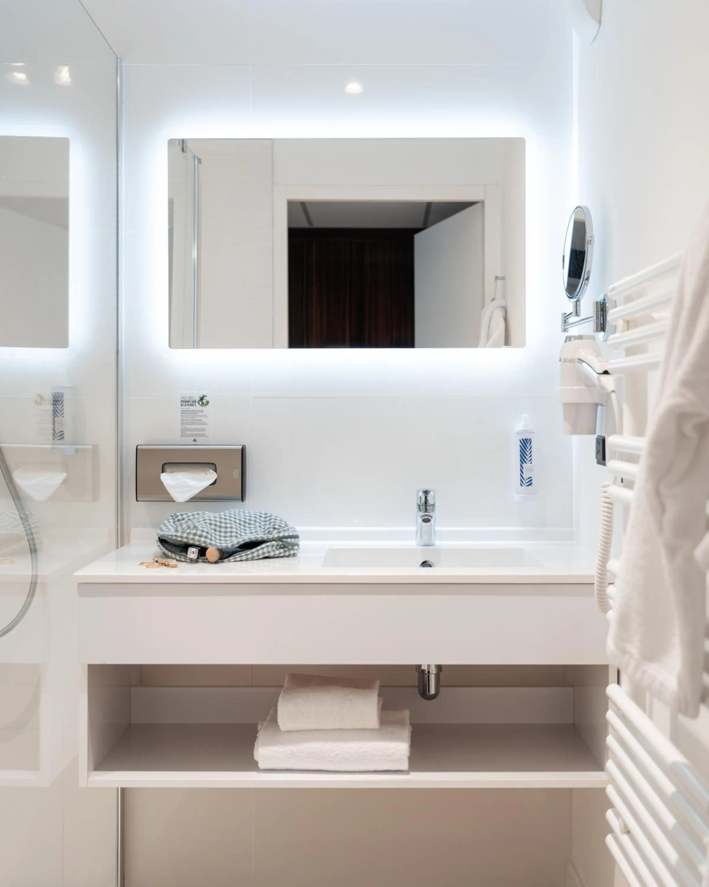 Bathroom in Westotel Taverny - Paris Val-d'Oise