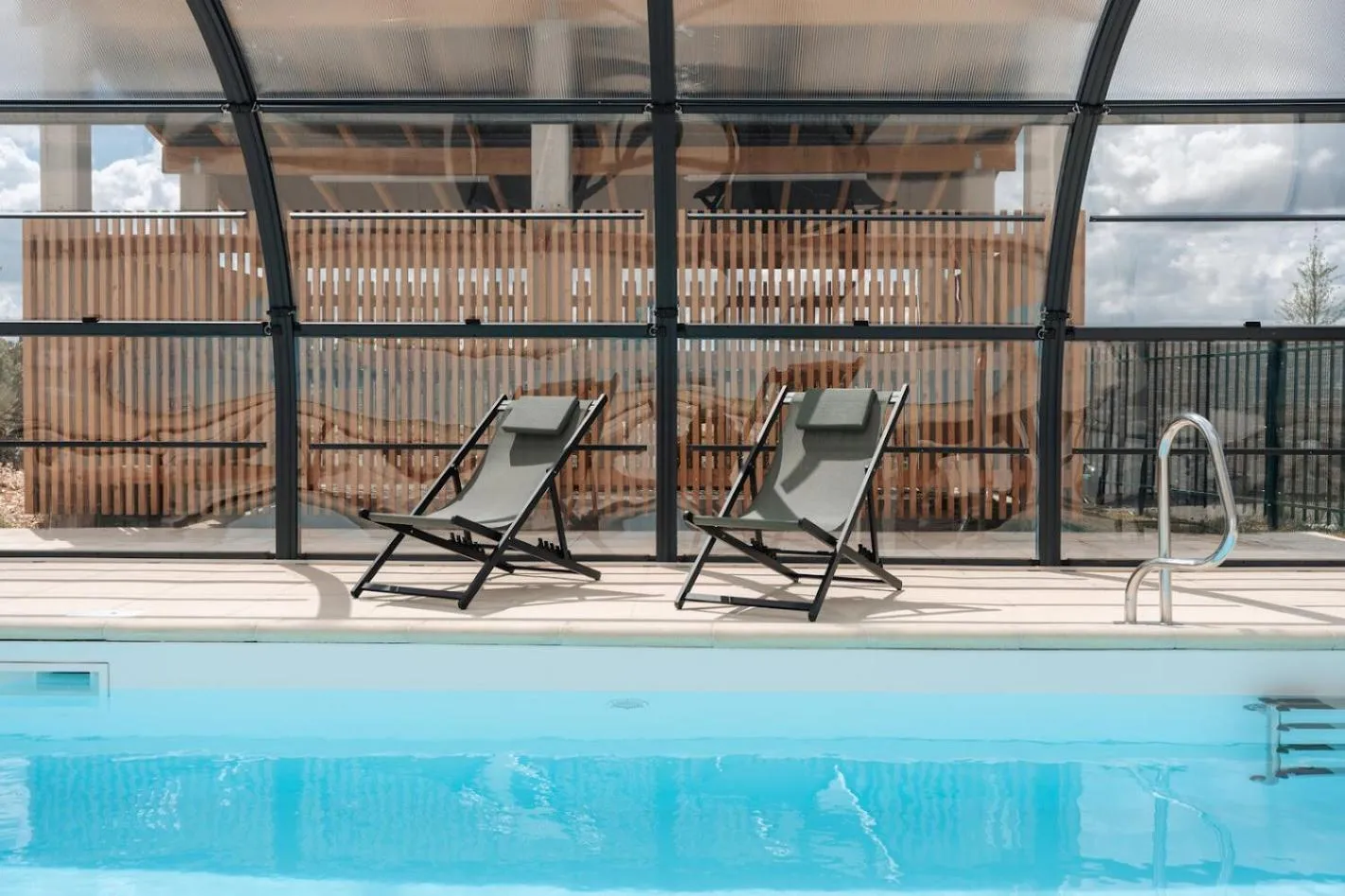 Swimming pool in Westotel Taverny - Paris Val-d'Oise