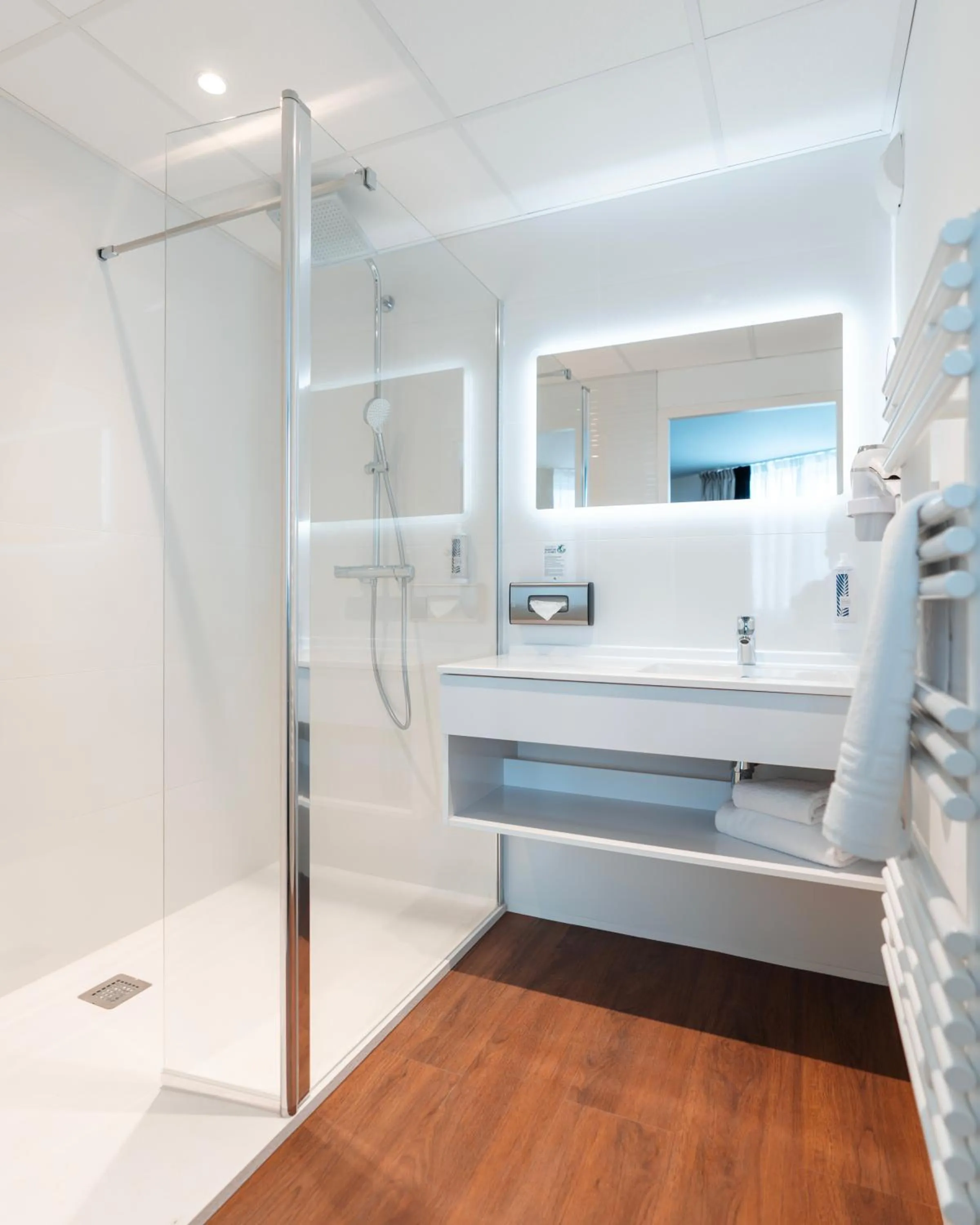 Shower in Westotel Taverny - Paris Val-d'Oise