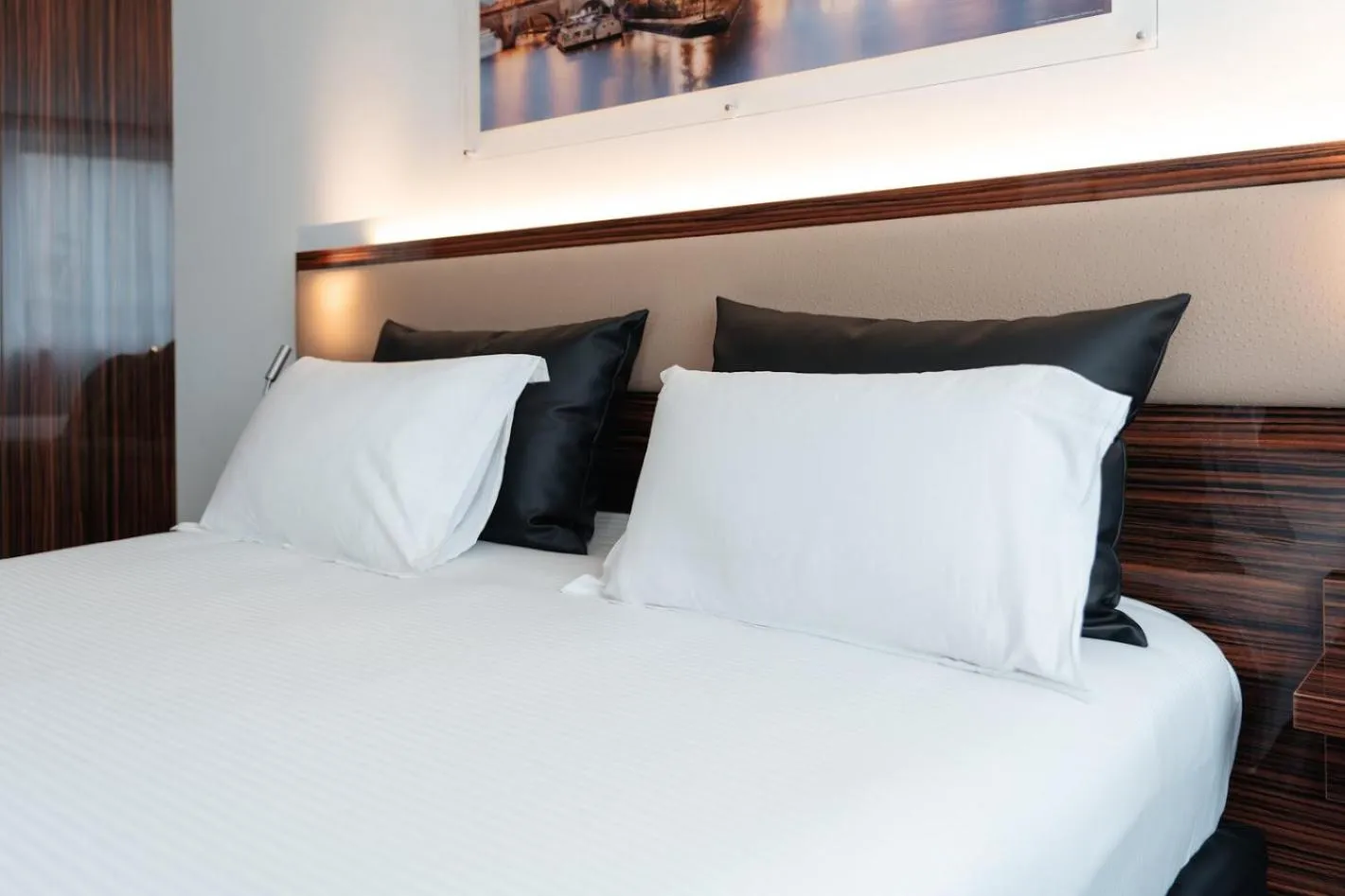 Bed in Westotel Taverny - Paris Val-d'Oise