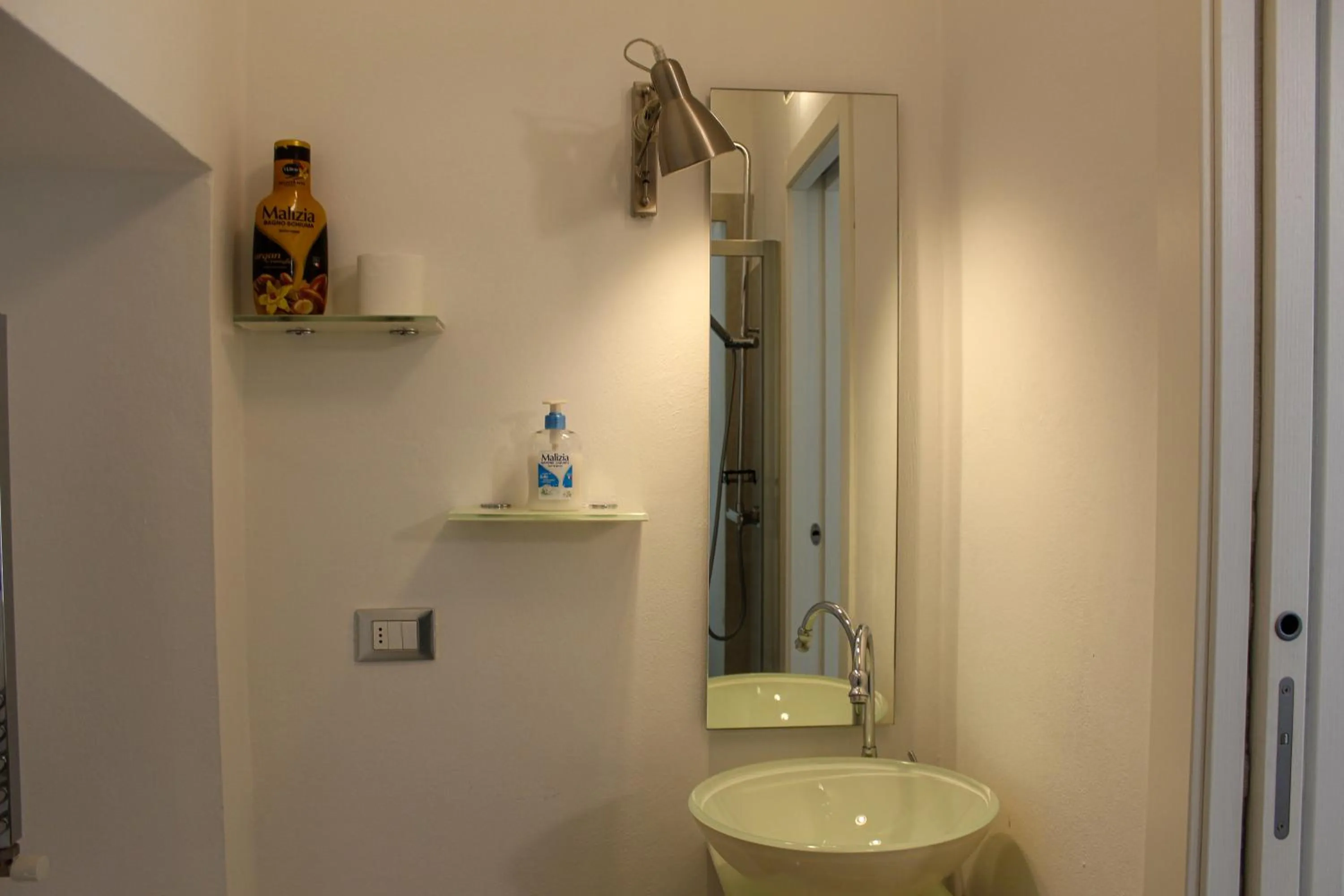 Shower in Suite & Charme in un palazzo storico di Bergamo