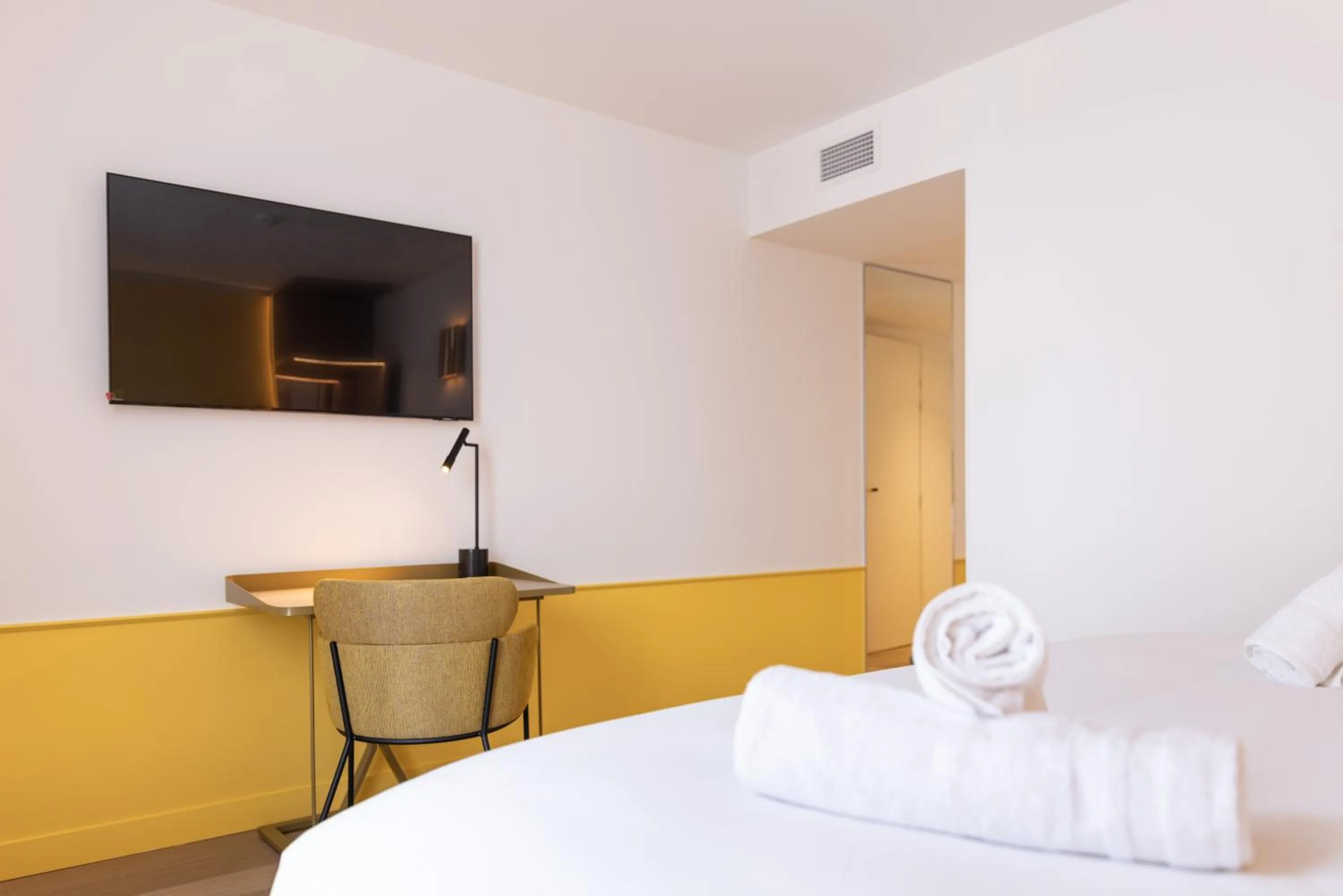 TV and multimedia, Bed in Hôtel Kyriad Prestige Paris Asnieres