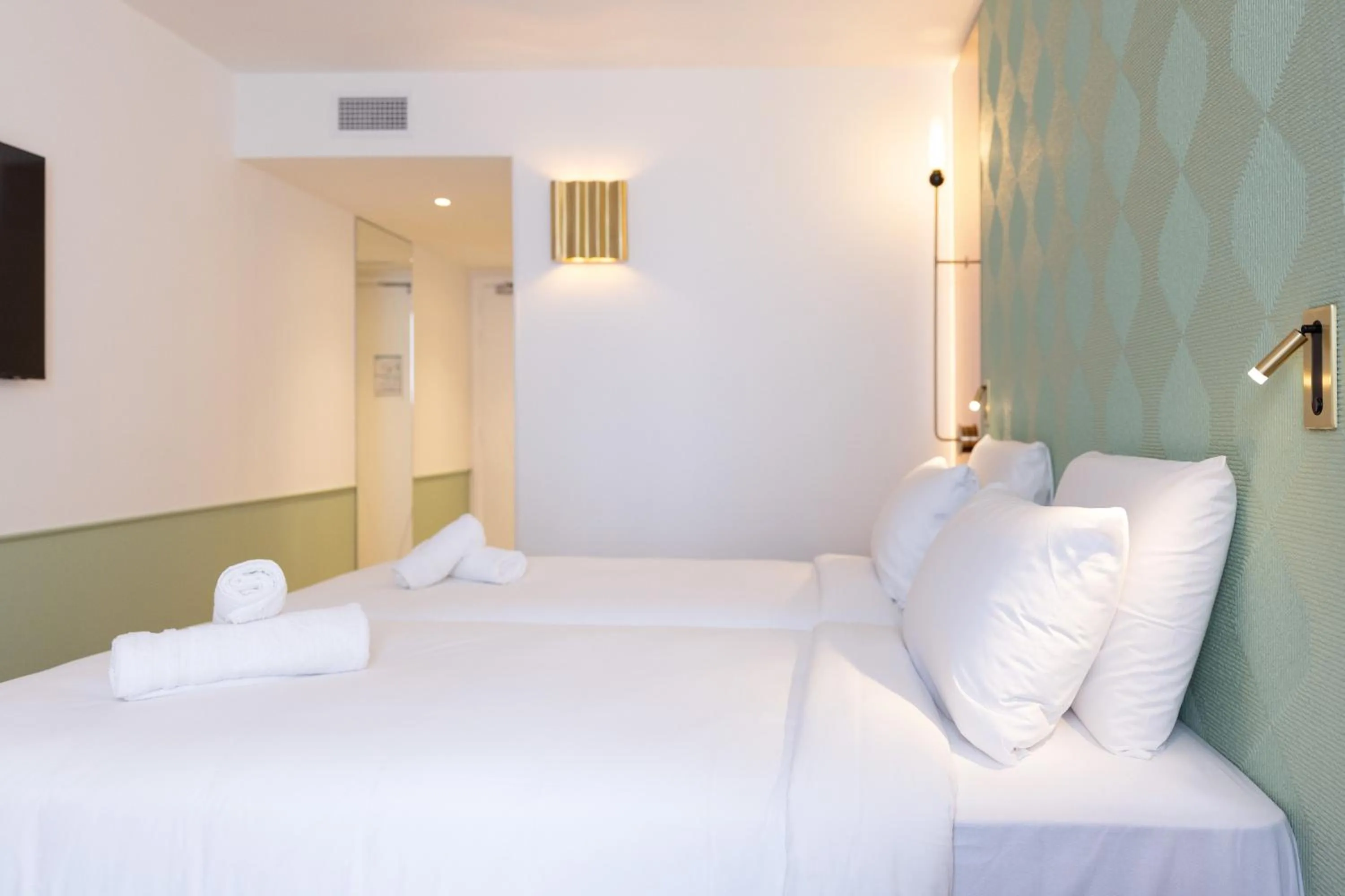 Bed in Hôtel Kyriad Prestige Paris Asnieres