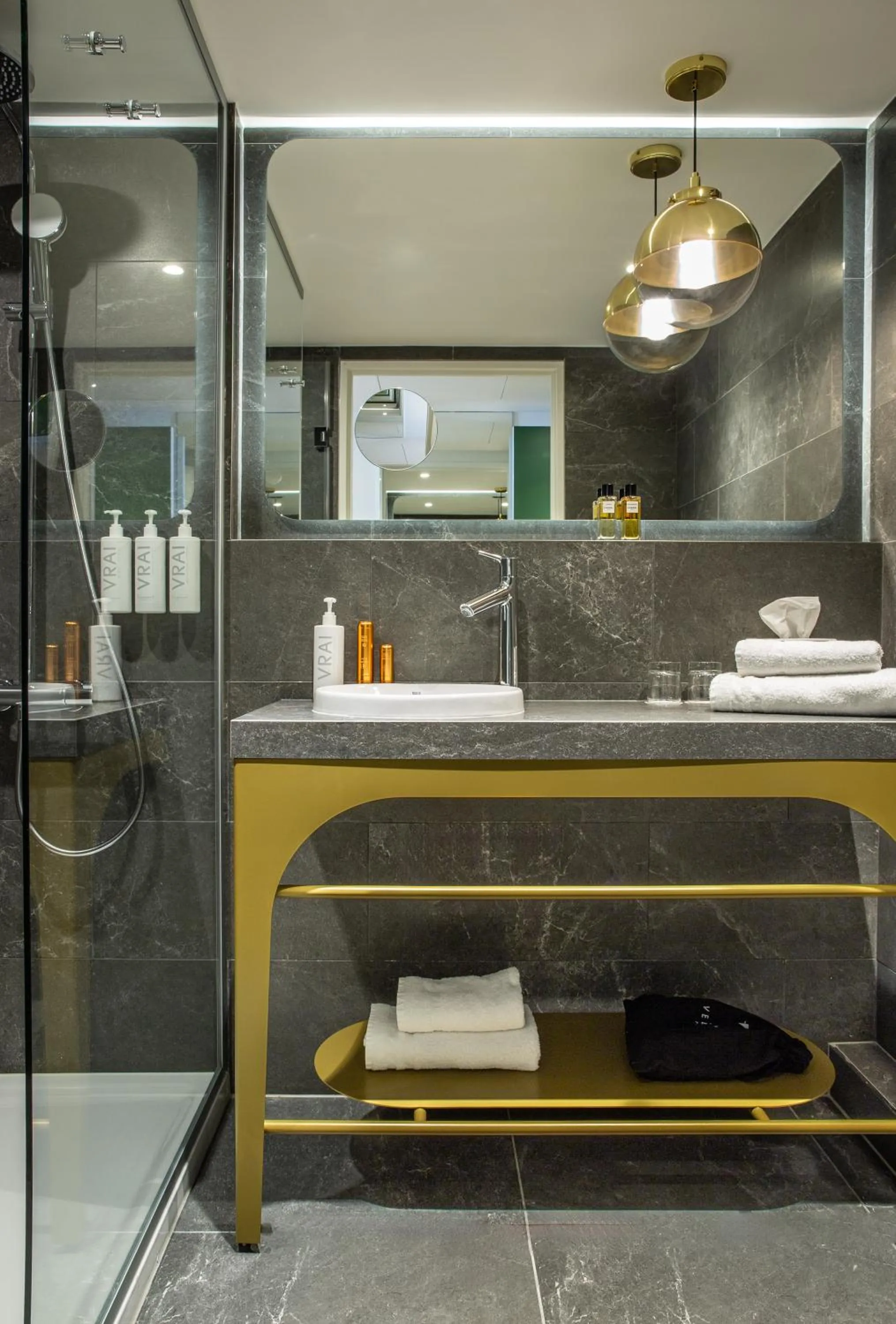 Shower in Hôtel Kyriad Prestige Paris Asnieres