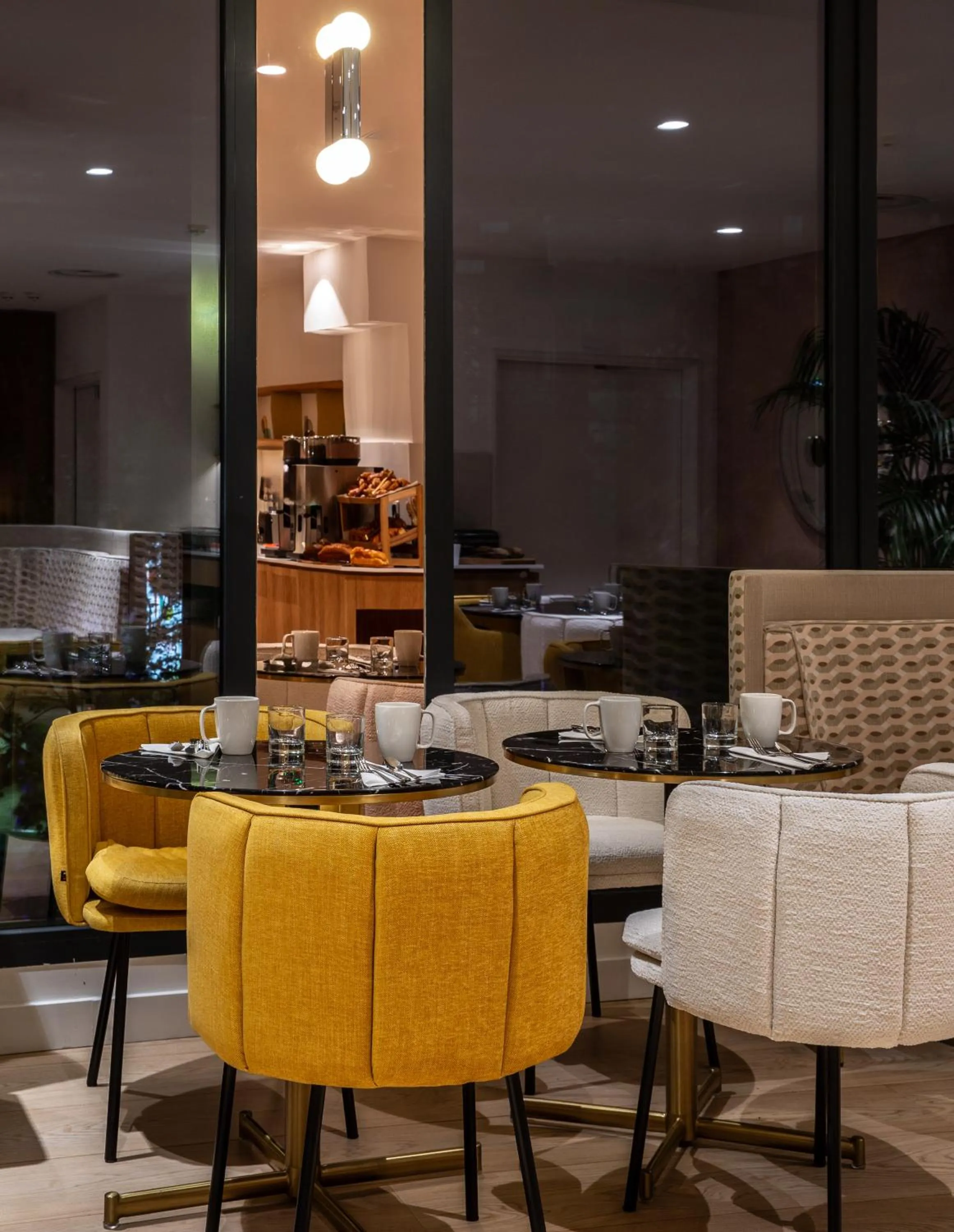 Restaurant/places to eat in Hôtel Kyriad Prestige Paris Asnieres