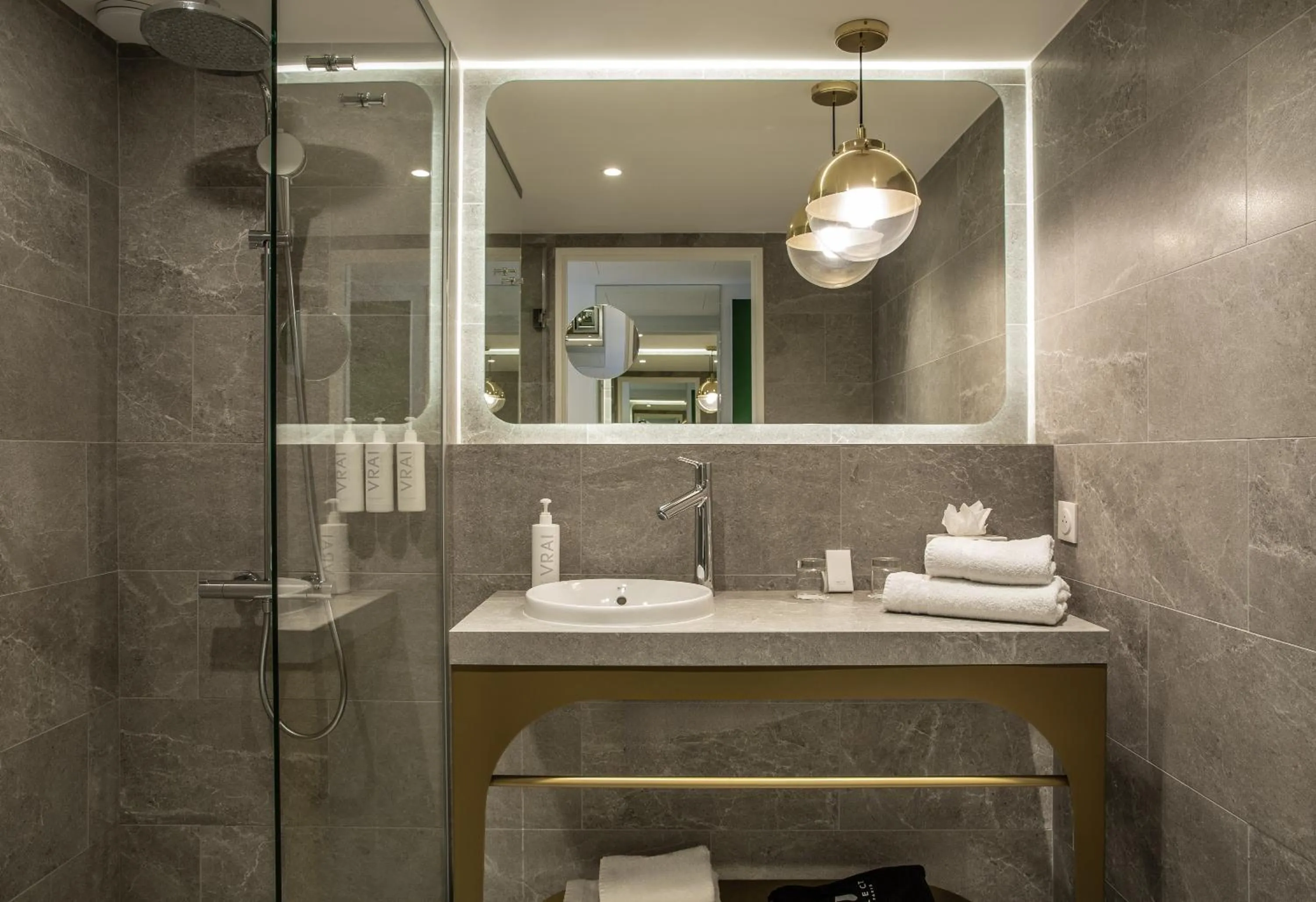 Bathroom in Hôtel Kyriad Prestige Paris Asnieres