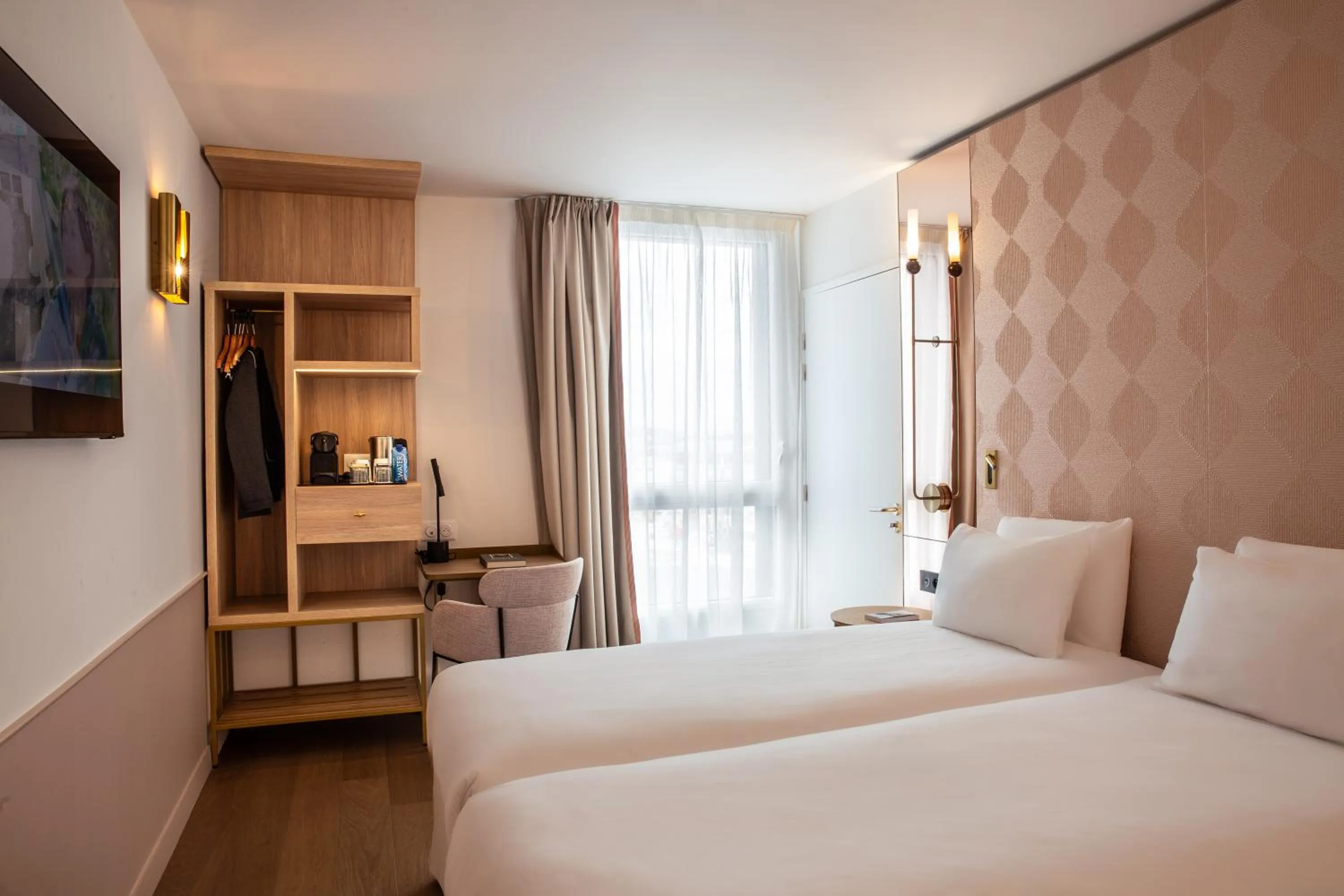 Bed in Hôtel Kyriad Prestige Paris Asnieres