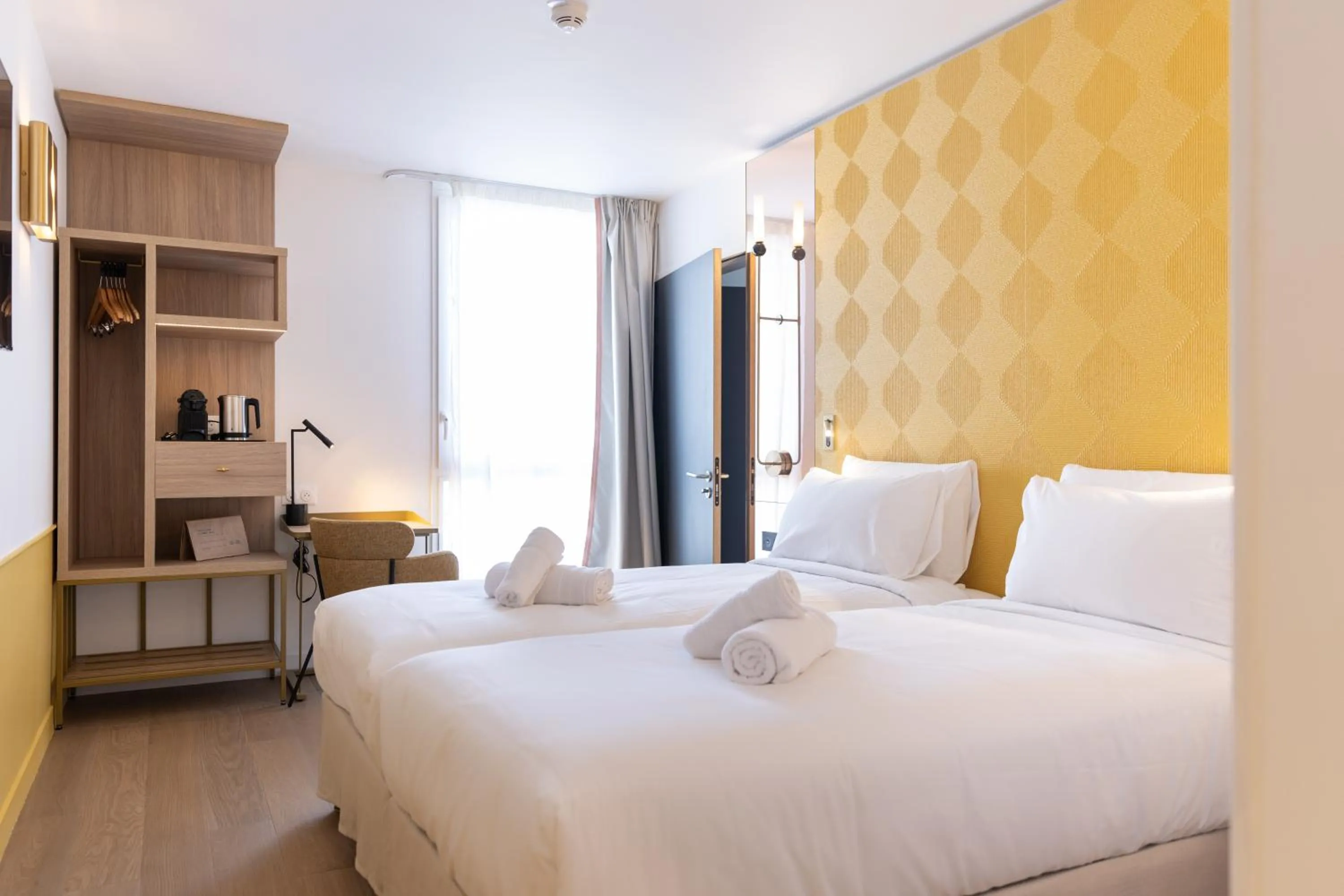 Bed in Hôtel Kyriad Prestige Paris Asnieres