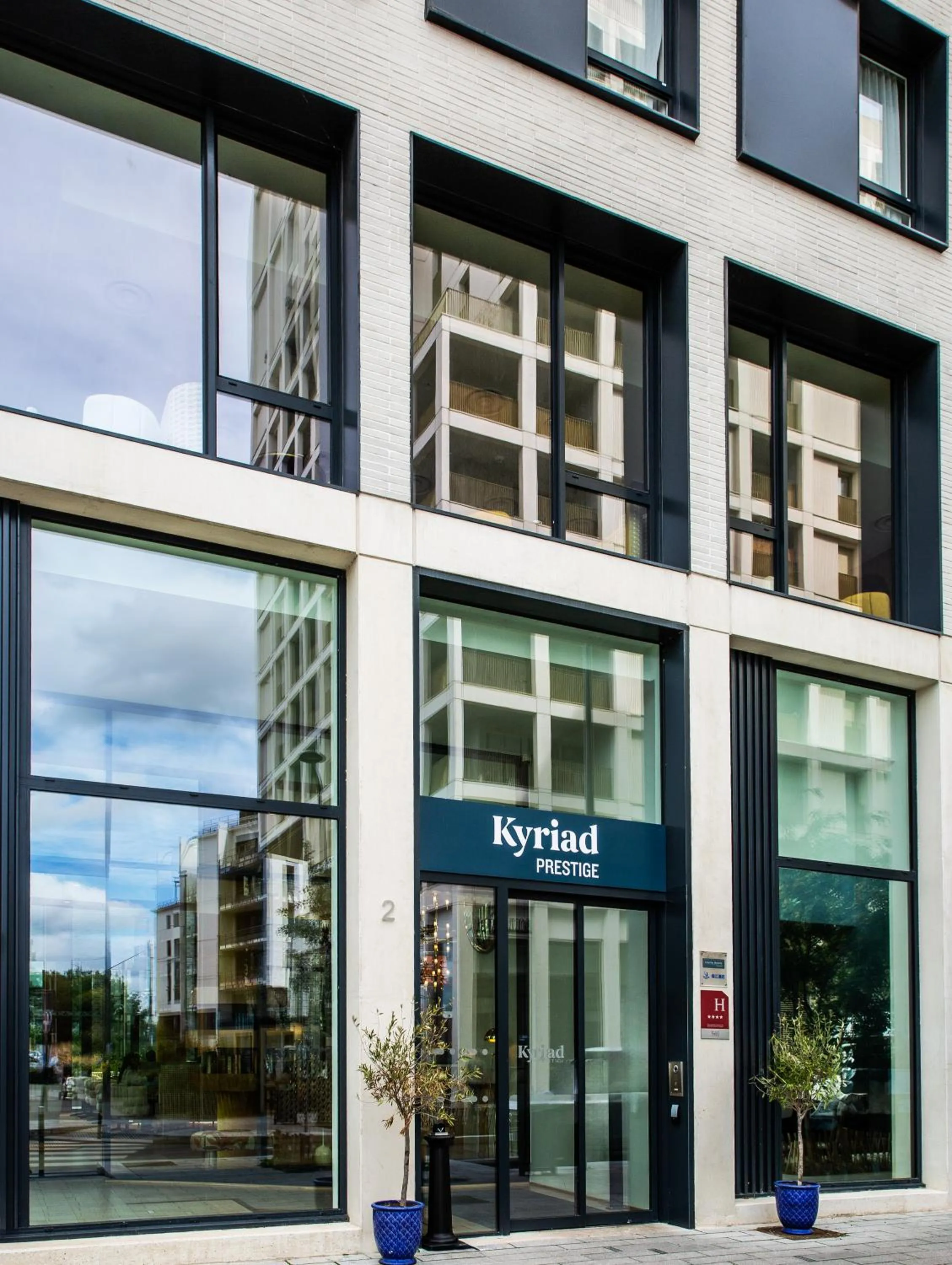 Property building in Hôtel Kyriad Prestige Paris Asnieres