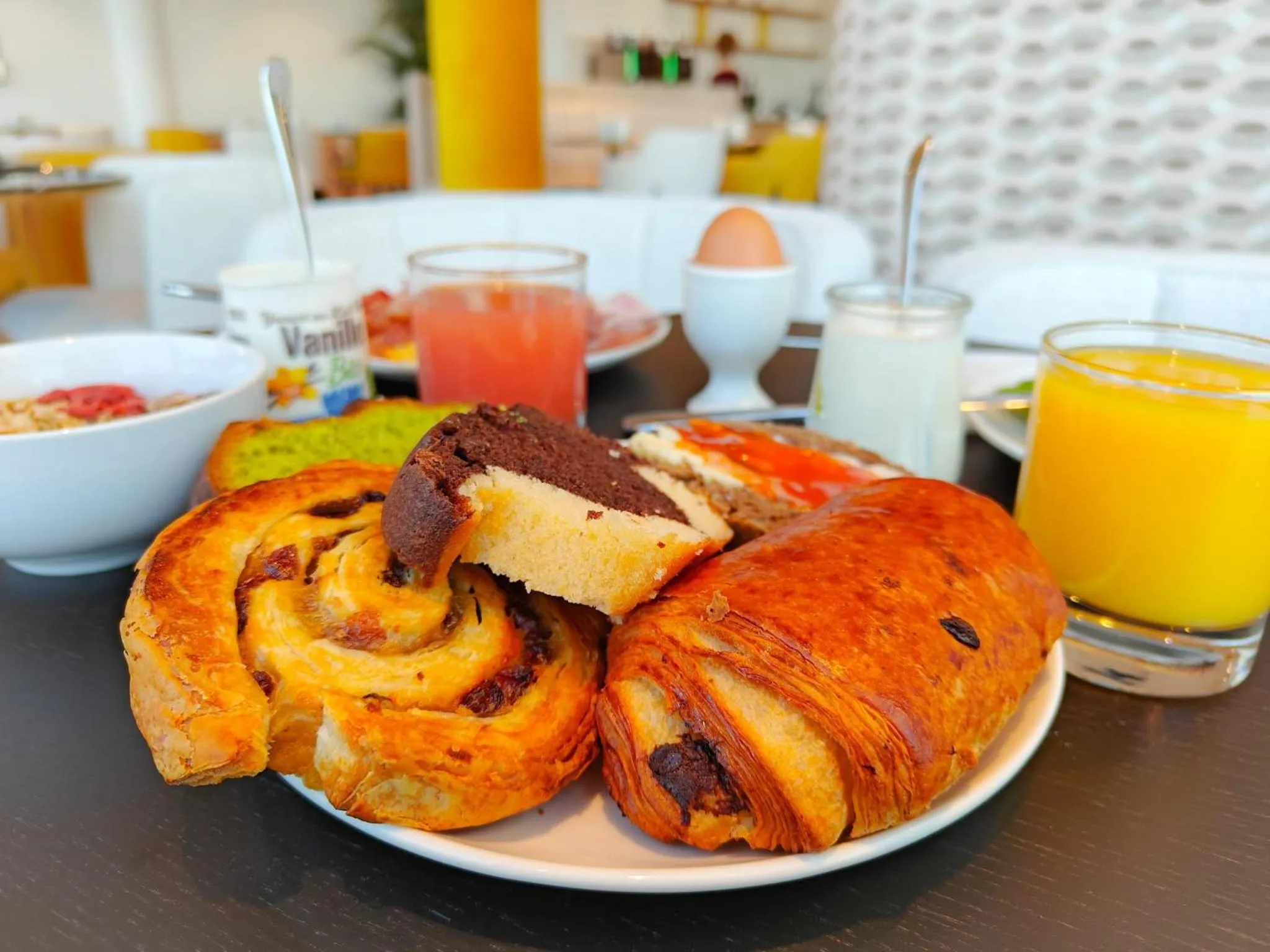 Food and drinks in Hôtel Kyriad Prestige Paris Asnieres