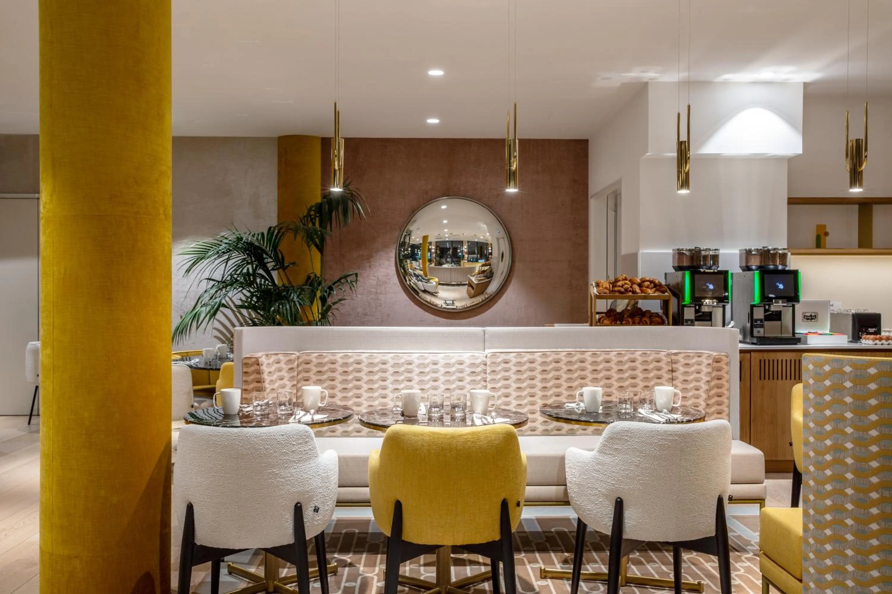 Property building in Hôtel Kyriad Prestige Paris Asnieres