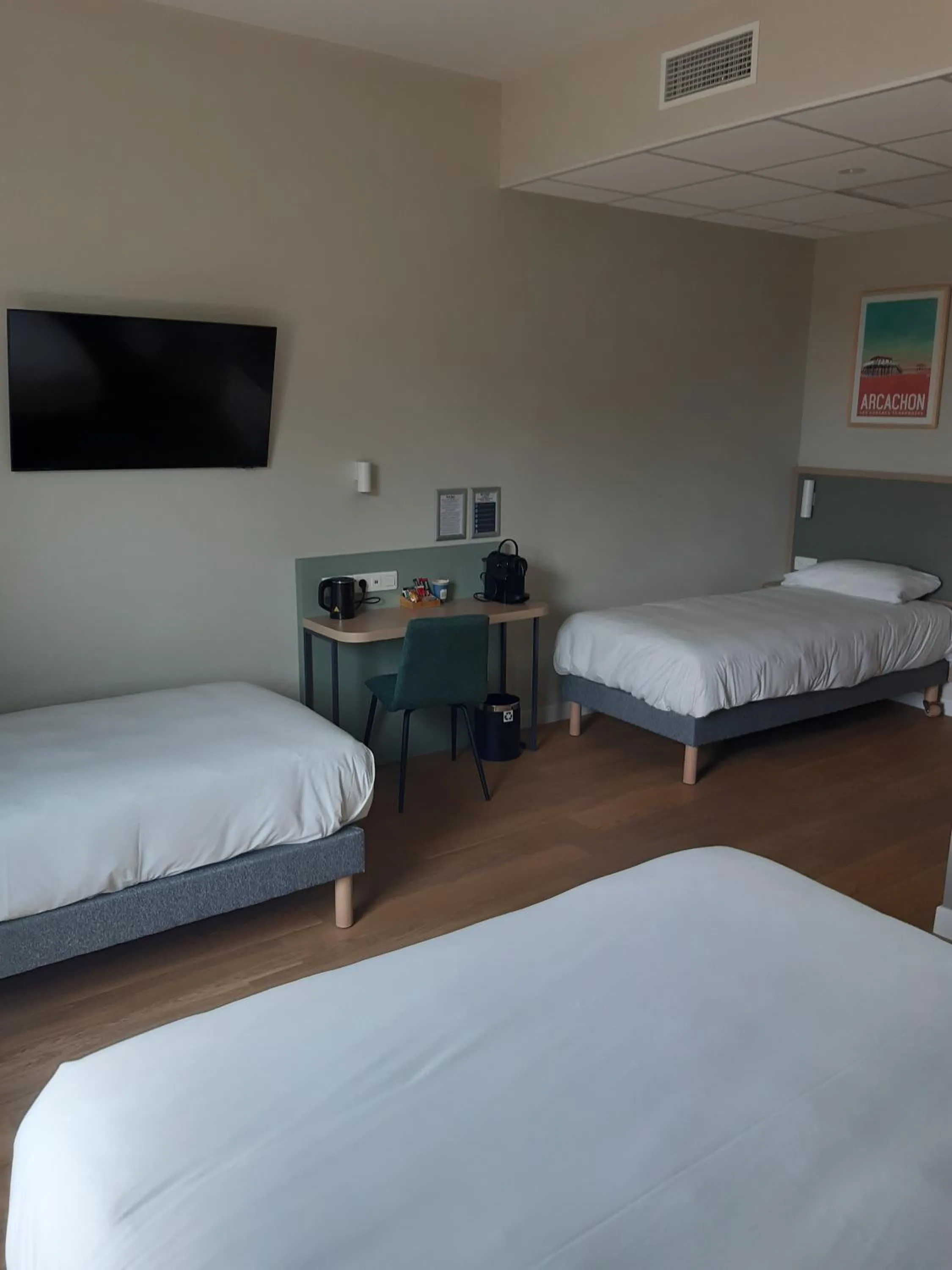 Bedroom, Bed in Kyriad Limoges - Ester