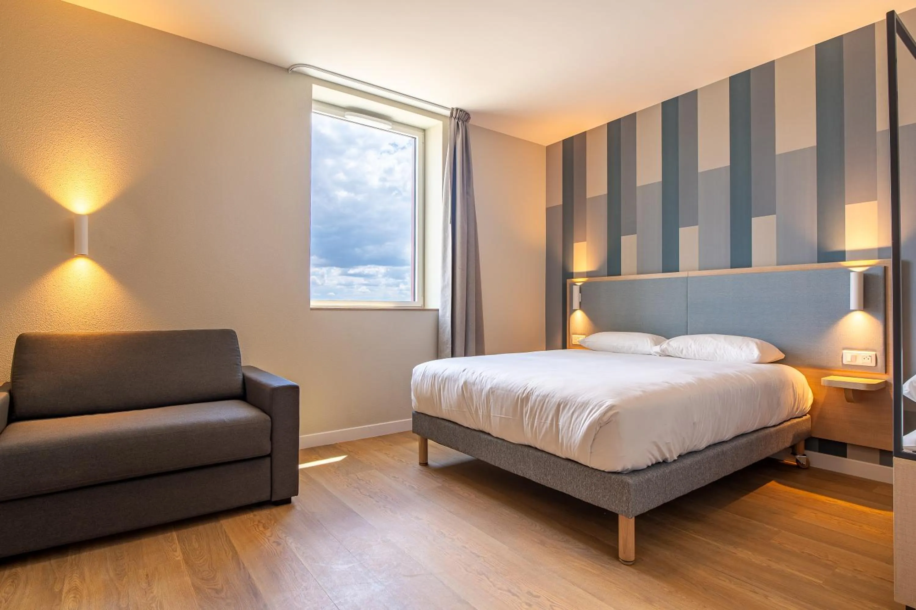 Bedroom, Bed in Kyriad Limoges - Ester