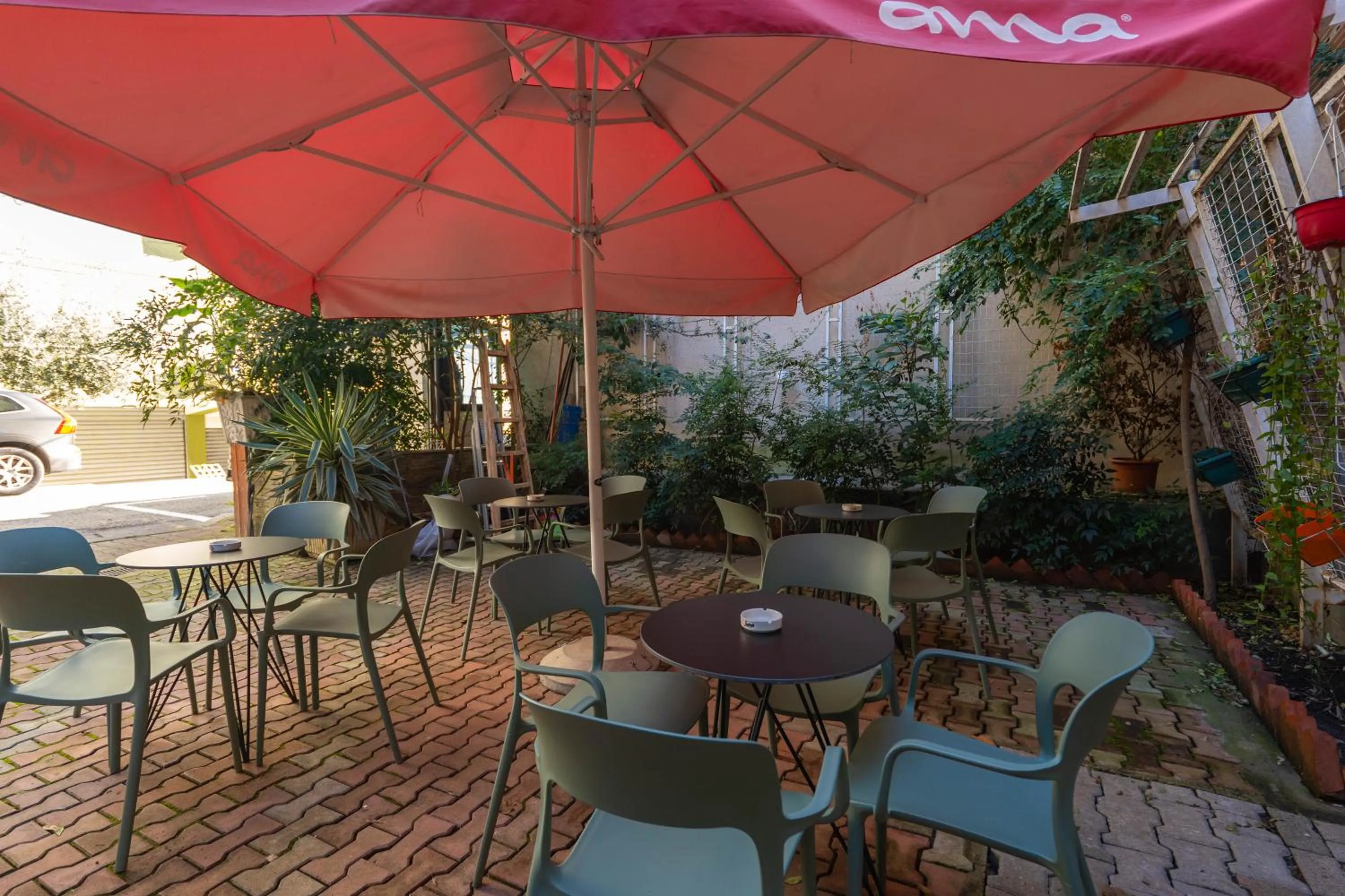 Restaurant/places to eat in Hotel Aria