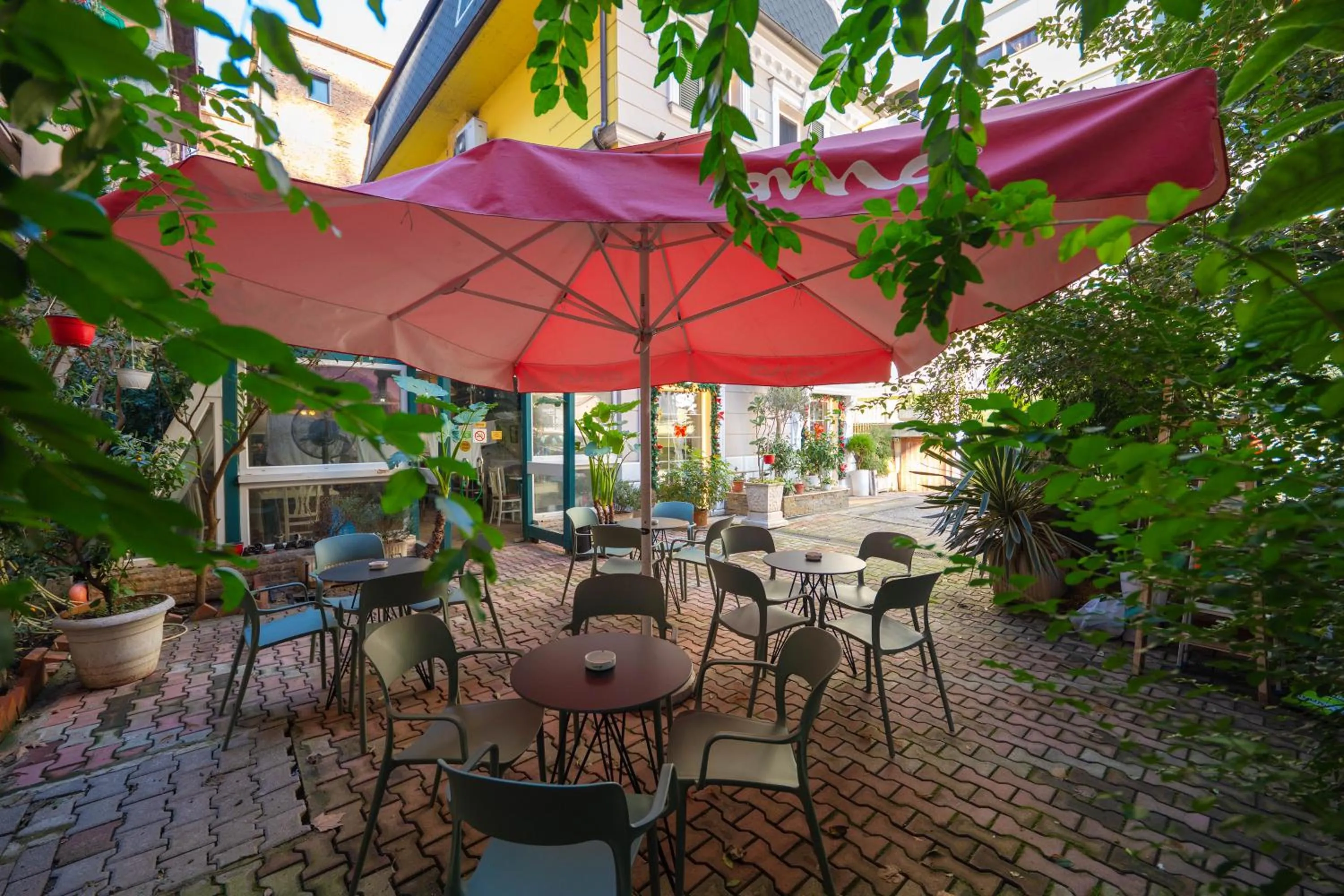 Restaurant/places to eat in Hotel Aria