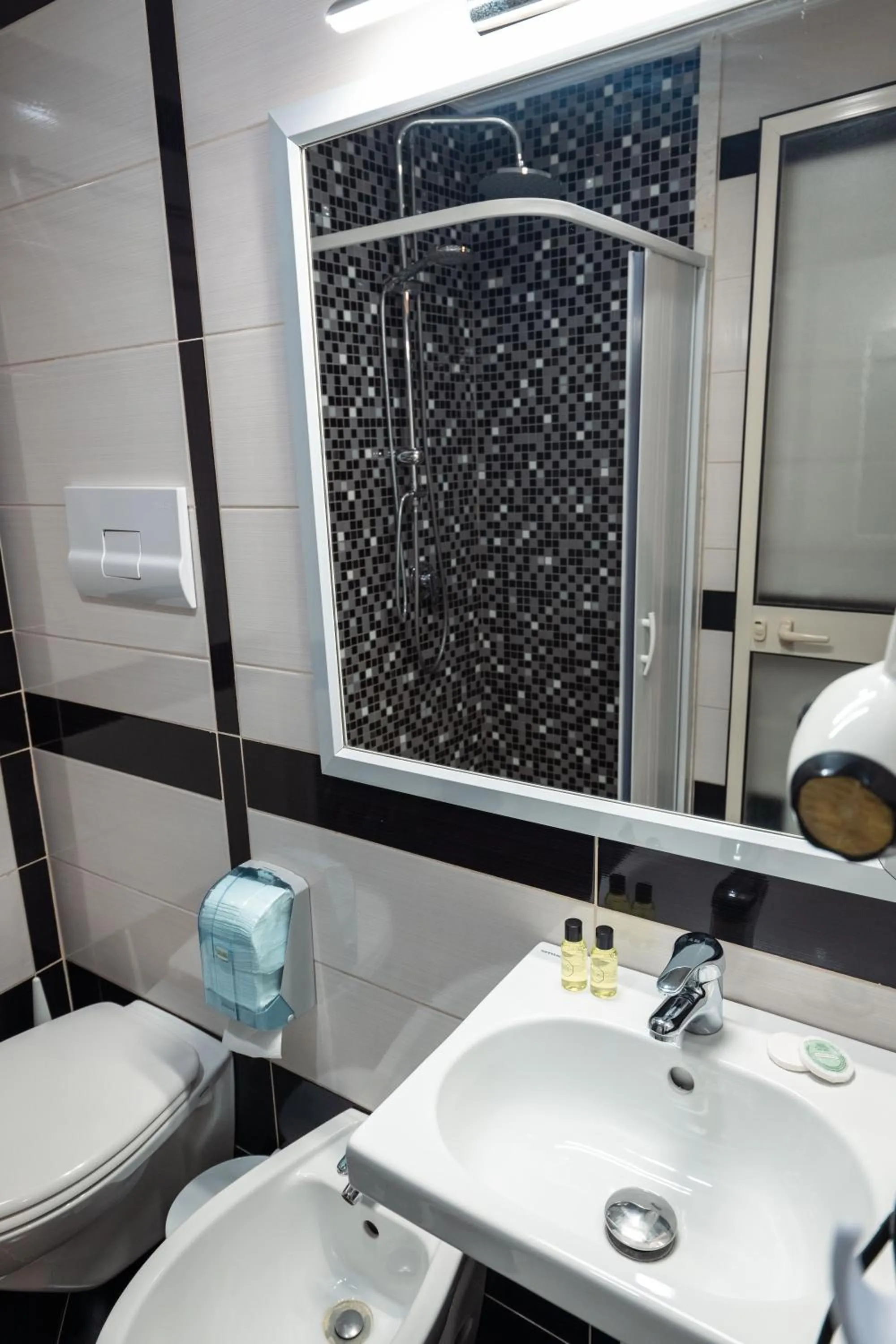 Shower in Hotel Aria