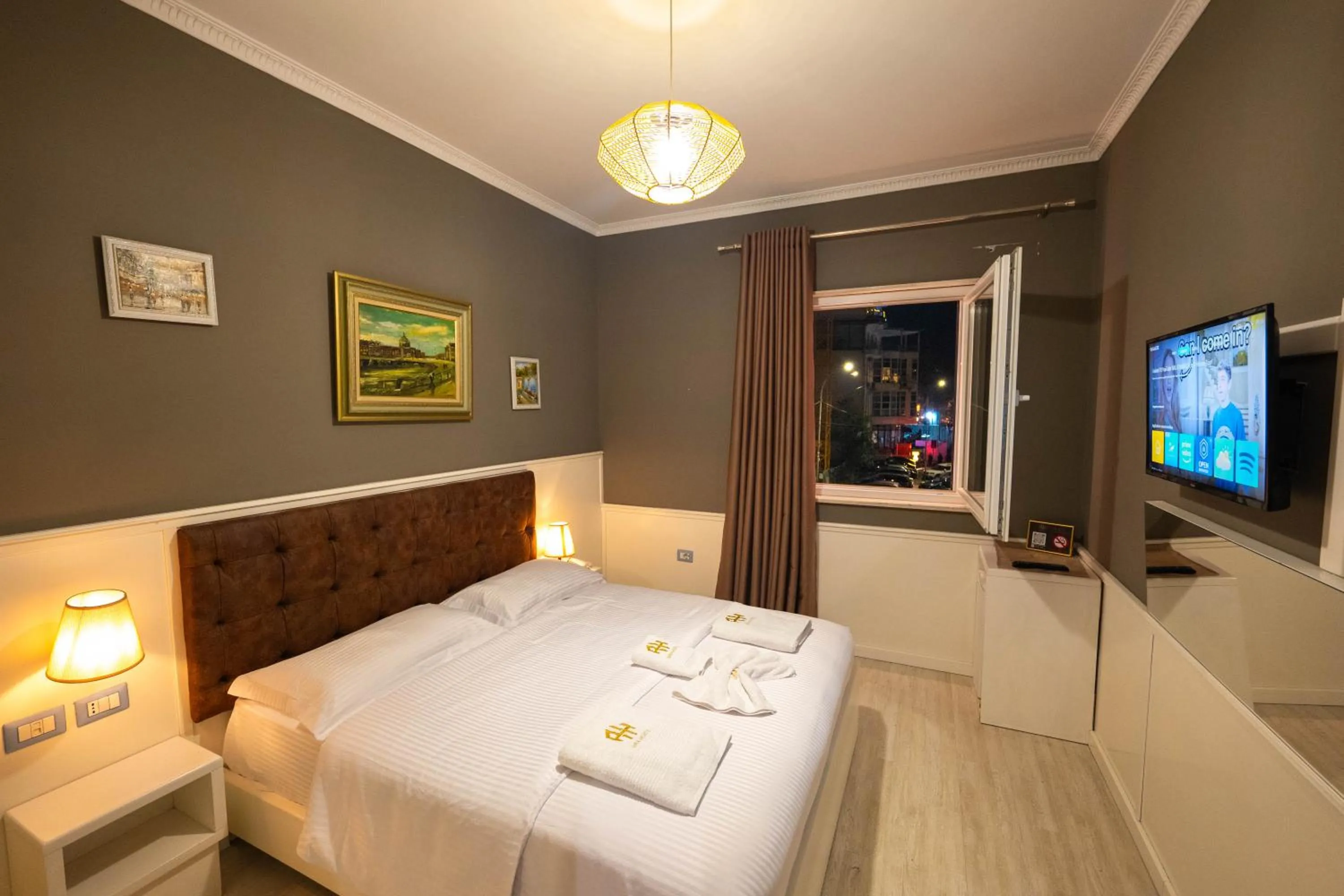 Communal lounge/ TV room, Bed in Hotel Aria