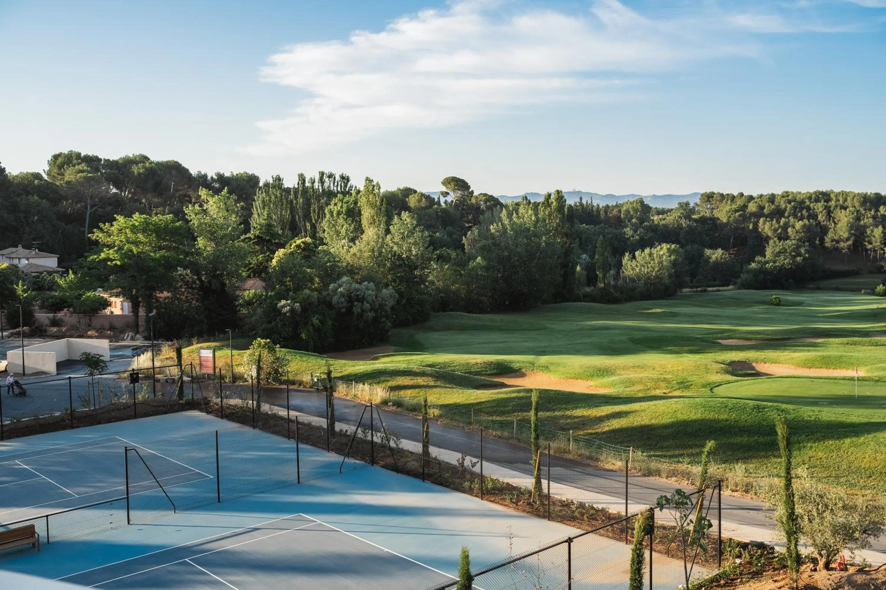 Tennis court in Setclub Hôtel & Spa Aix-en-Provence