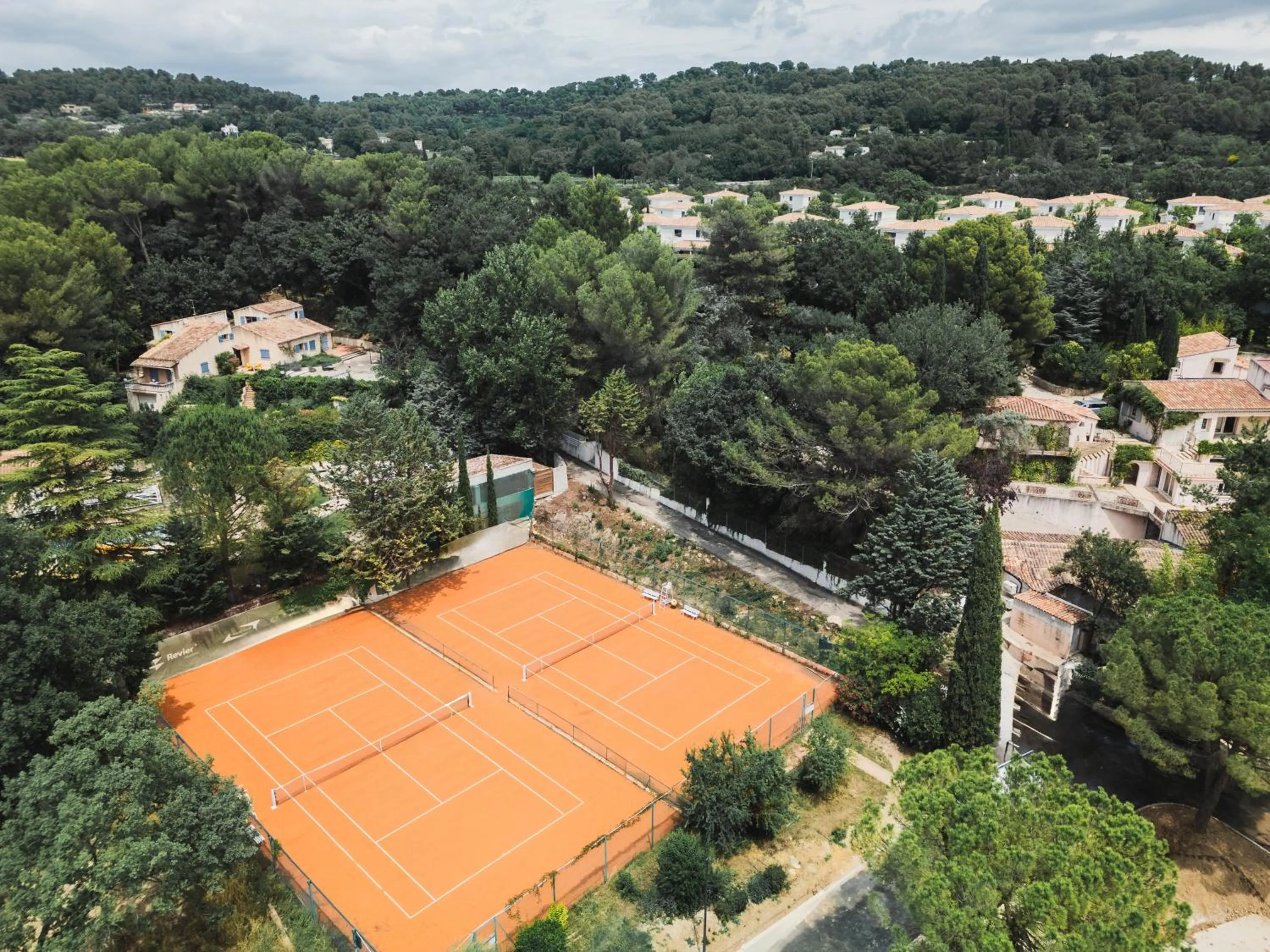 Tennis court in Setclub Hôtel & Spa Aix-en-Provence