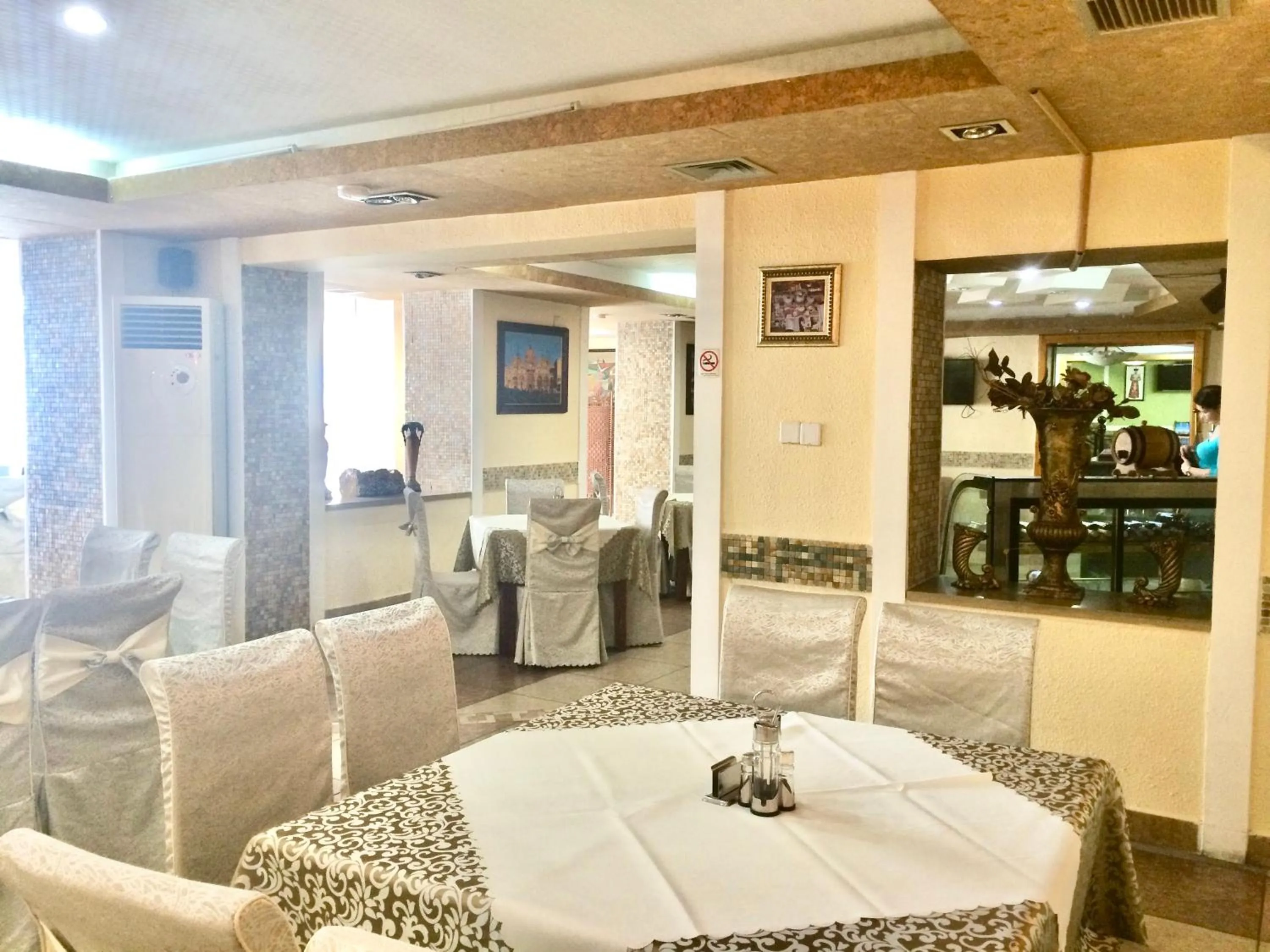 Restaurant/places to eat in Kharaa Hotel & Restaurant