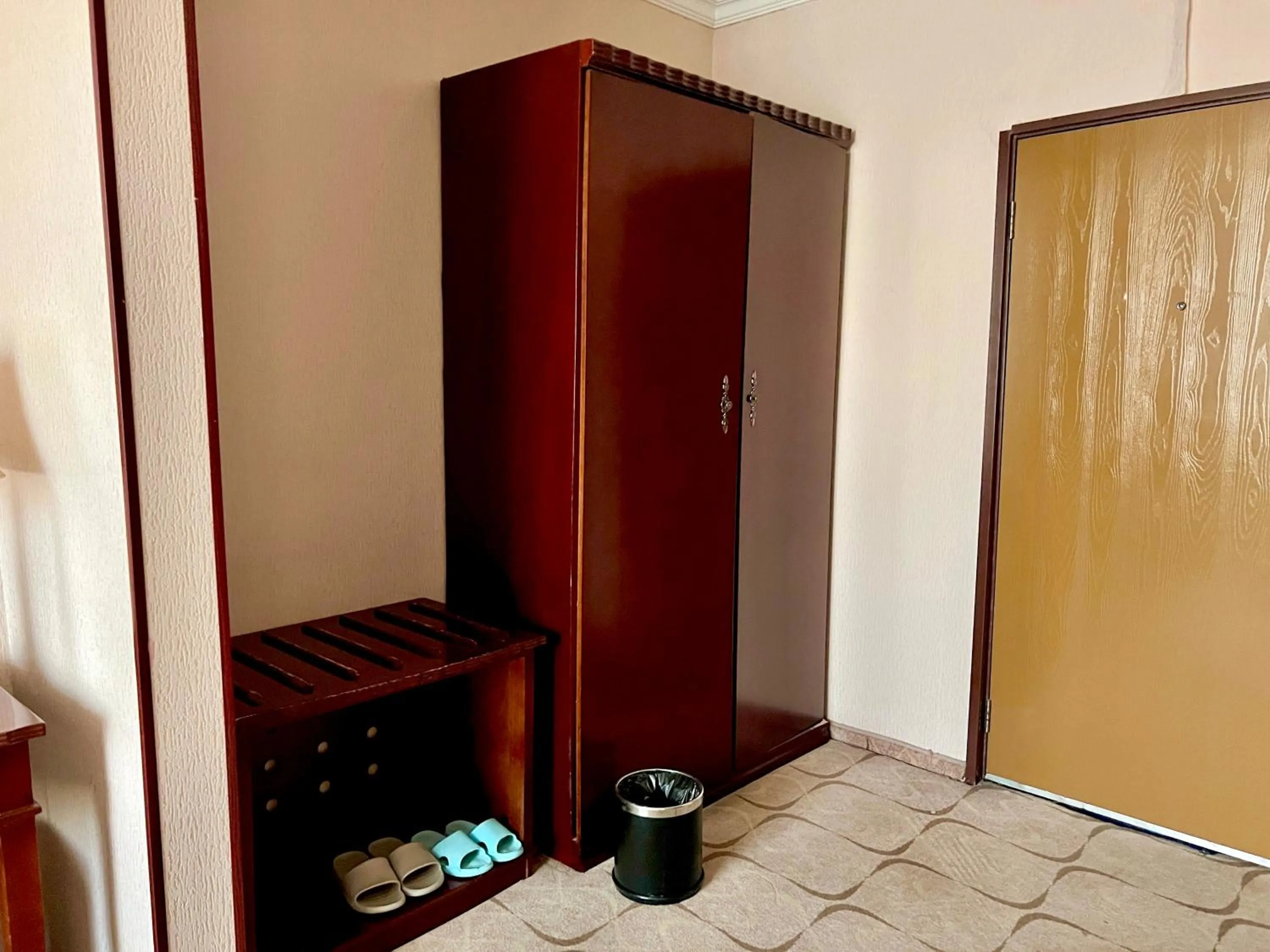 wardrobe in Kharaa Hotel & Restaurant