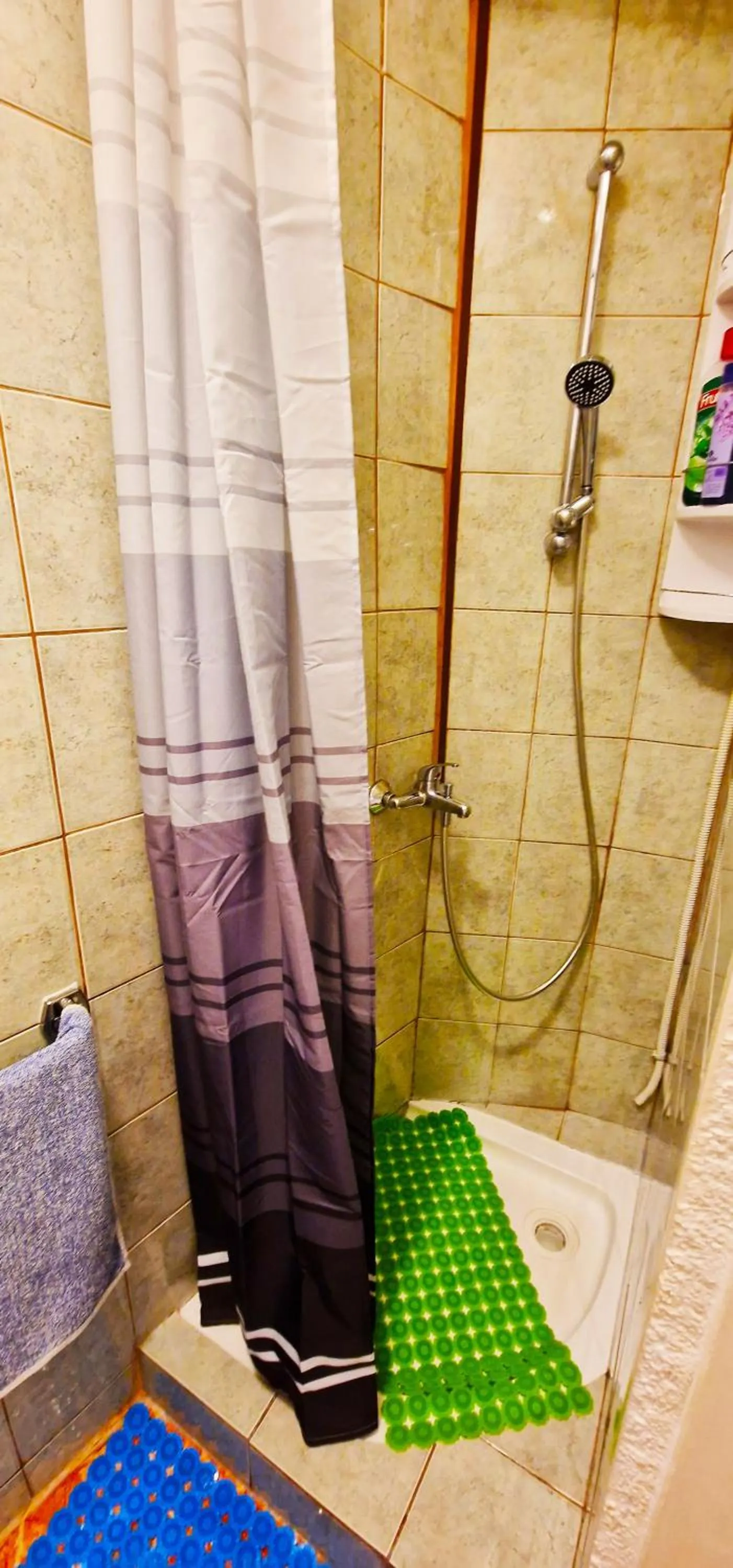 Shower in Croparadise Hostel