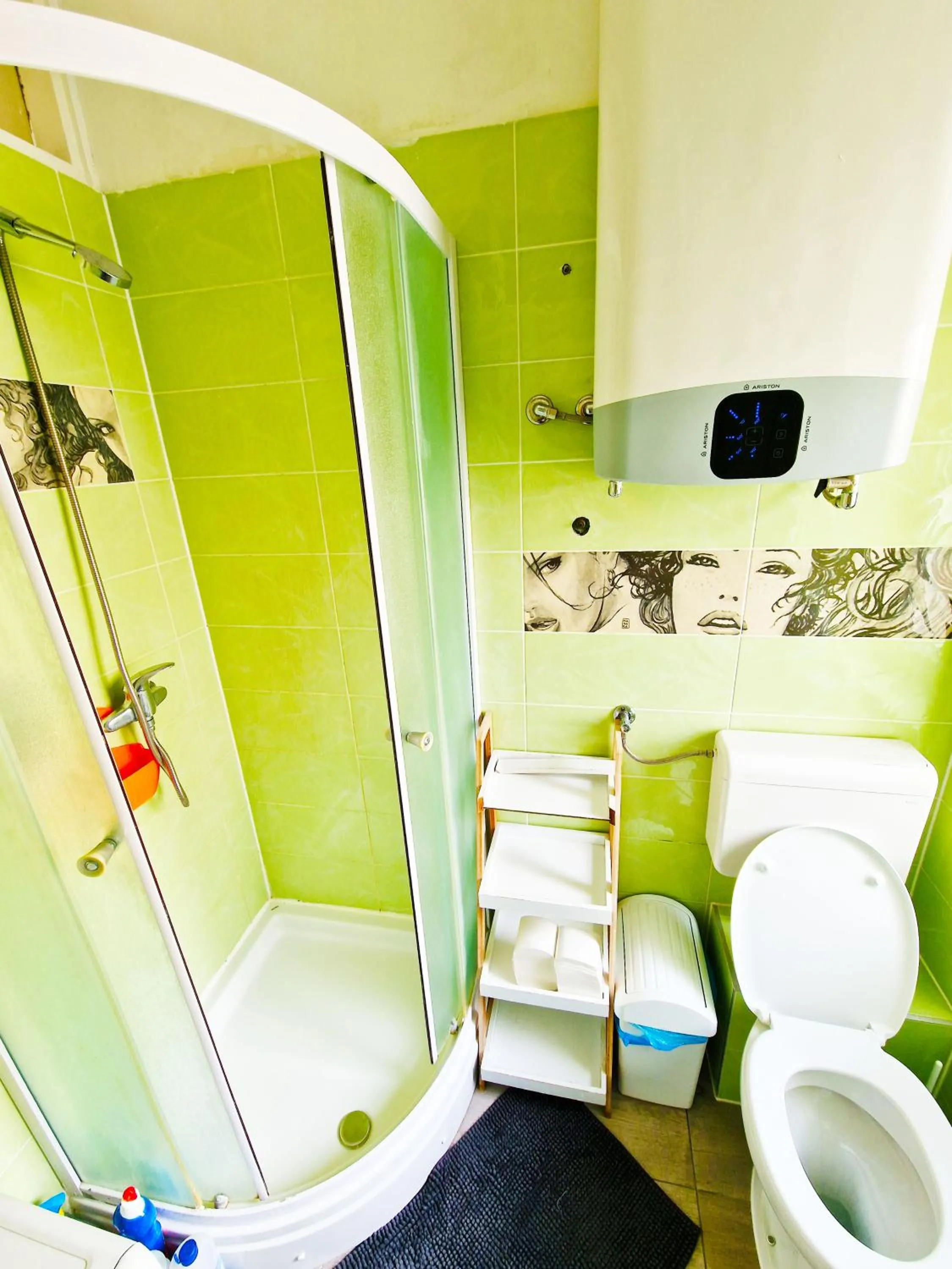 Shower in Croparadise Hostel