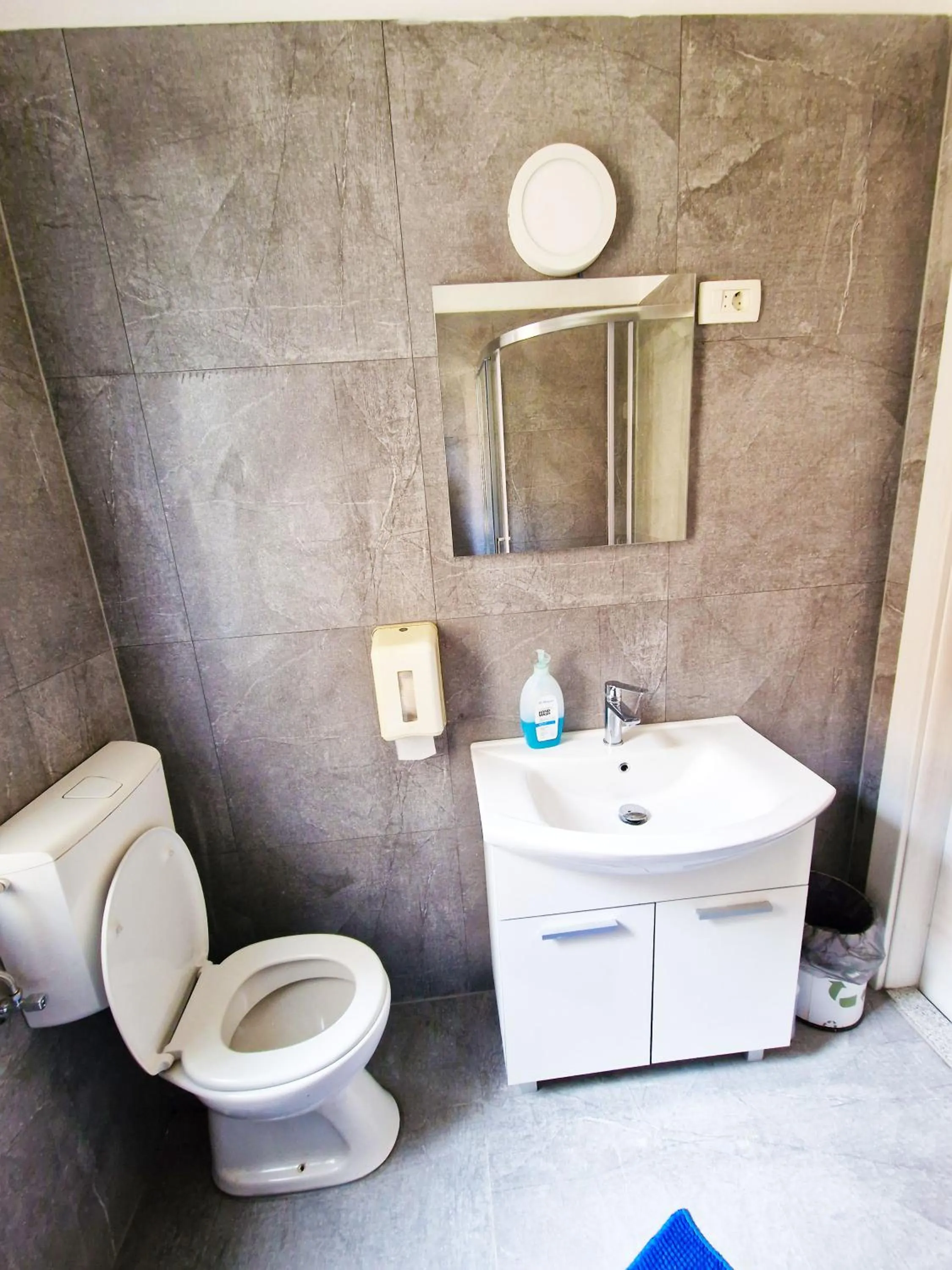 Toilet in Croparadise Hostel