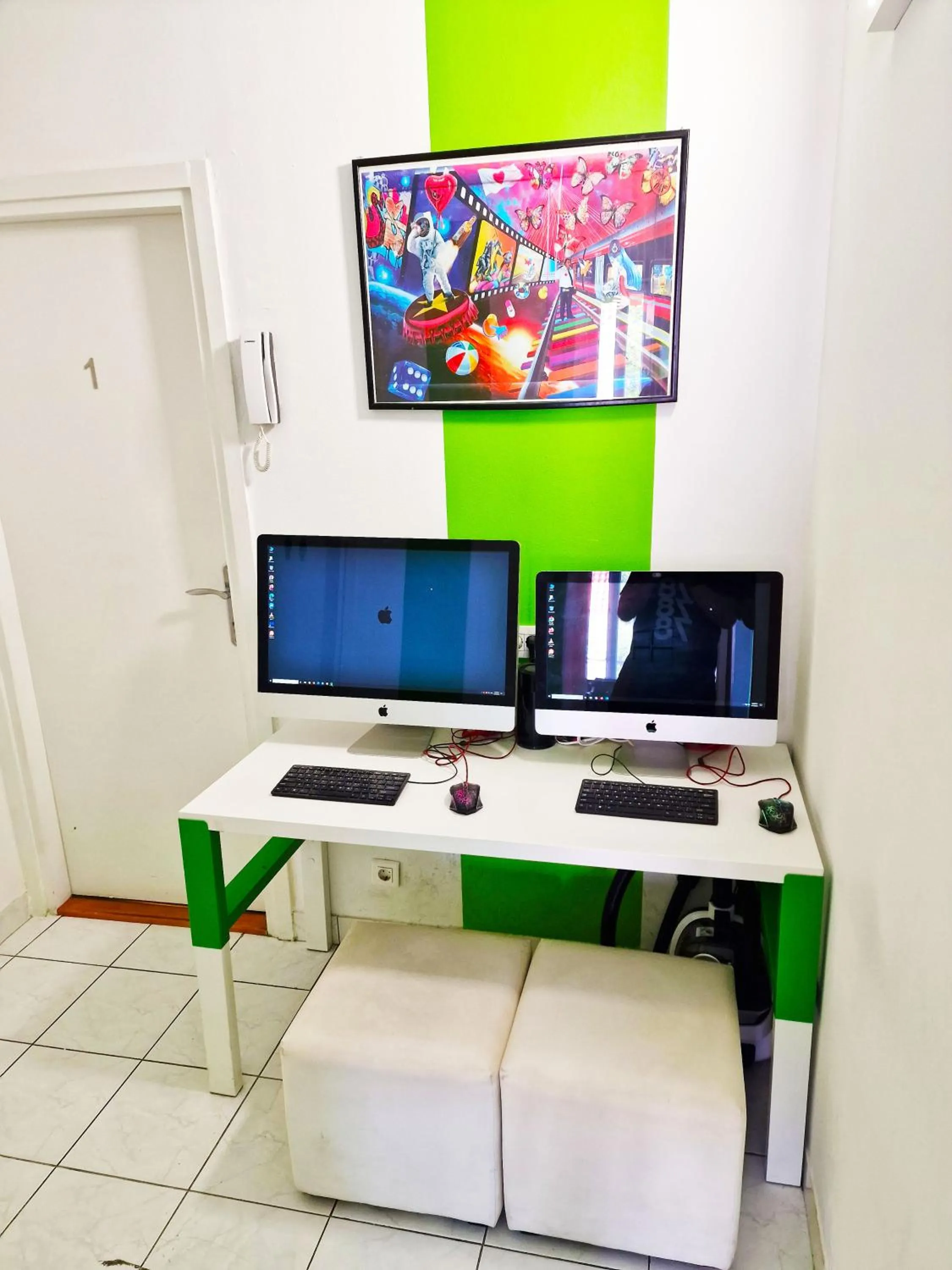 Communal lounge/ TV room in Croparadise Hostel