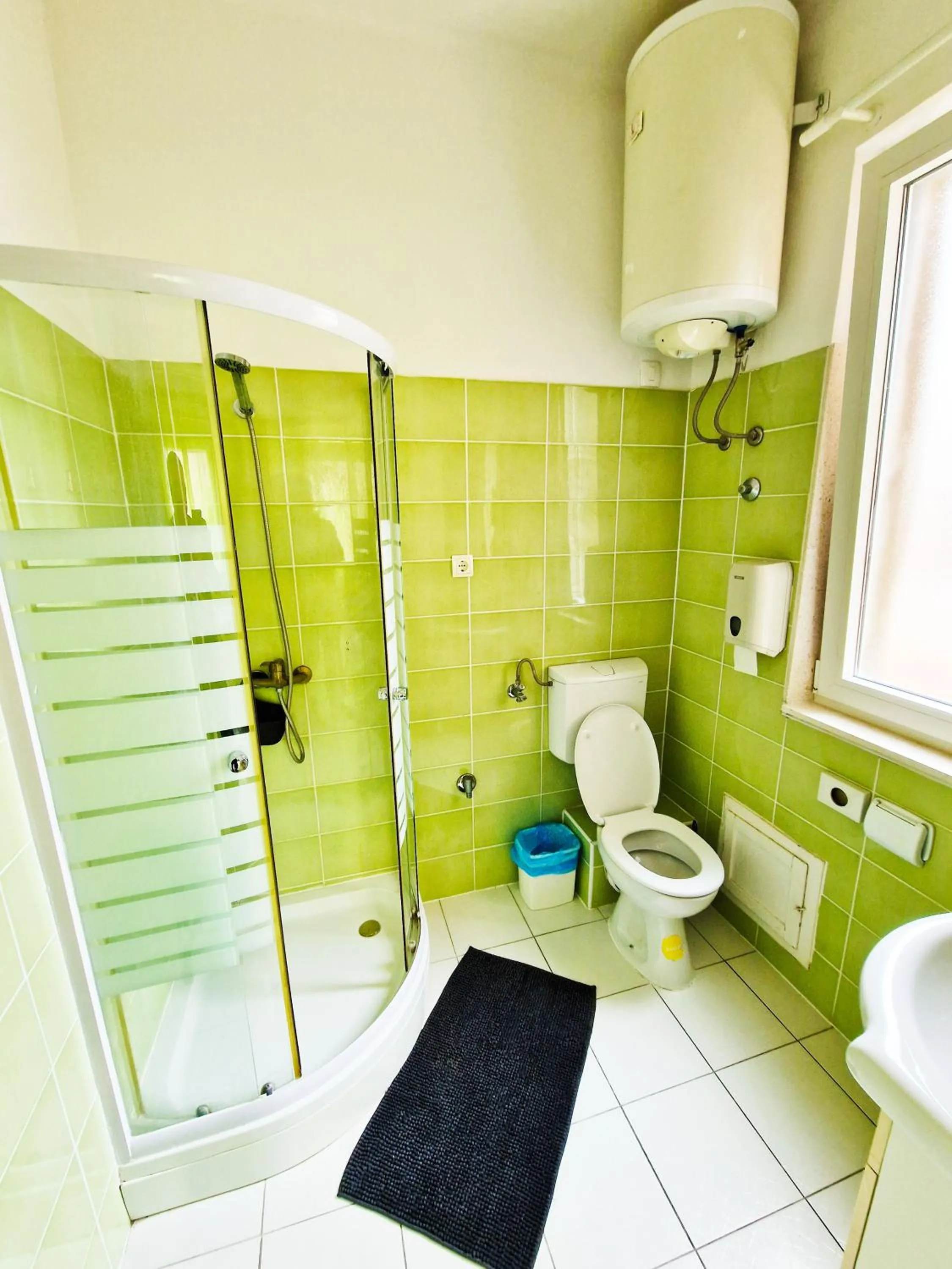 Shower in Croparadise Hostel