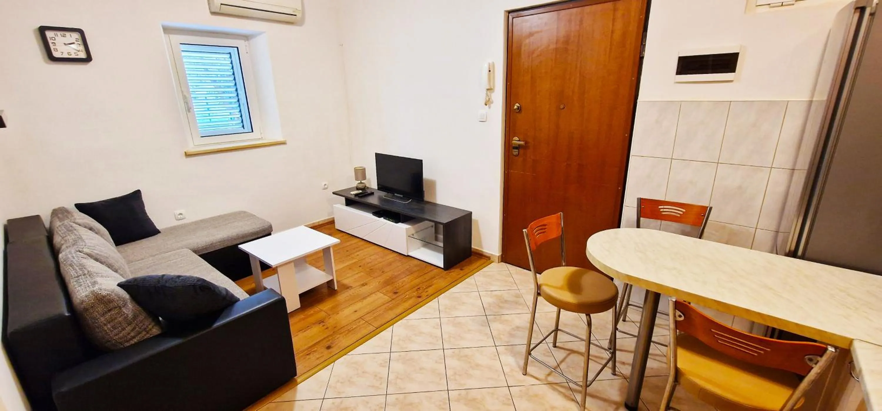 Communal lounge/ TV room in Croparadise Hostel