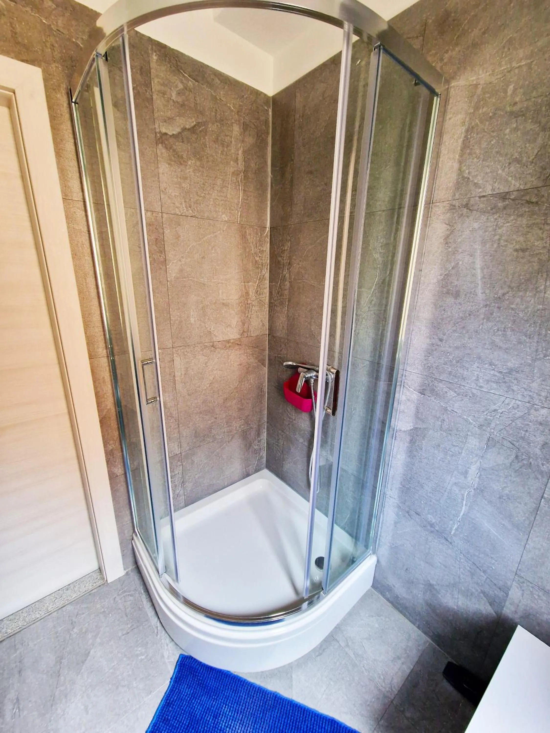 Shower in Croparadise Hostel