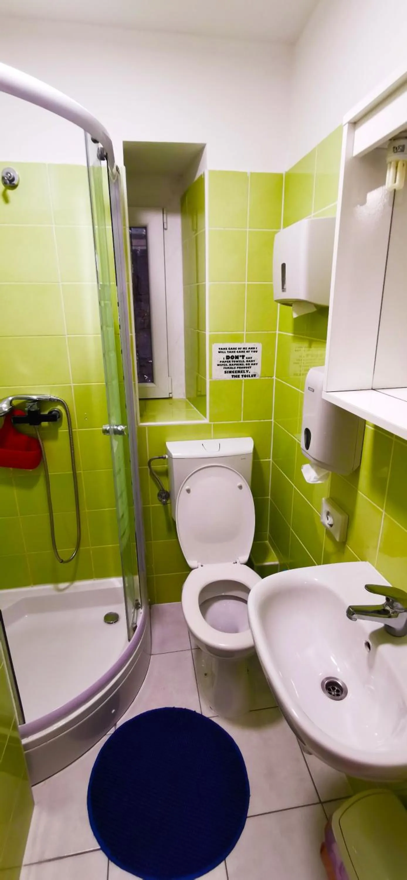 Shower in Croparadise Hostel