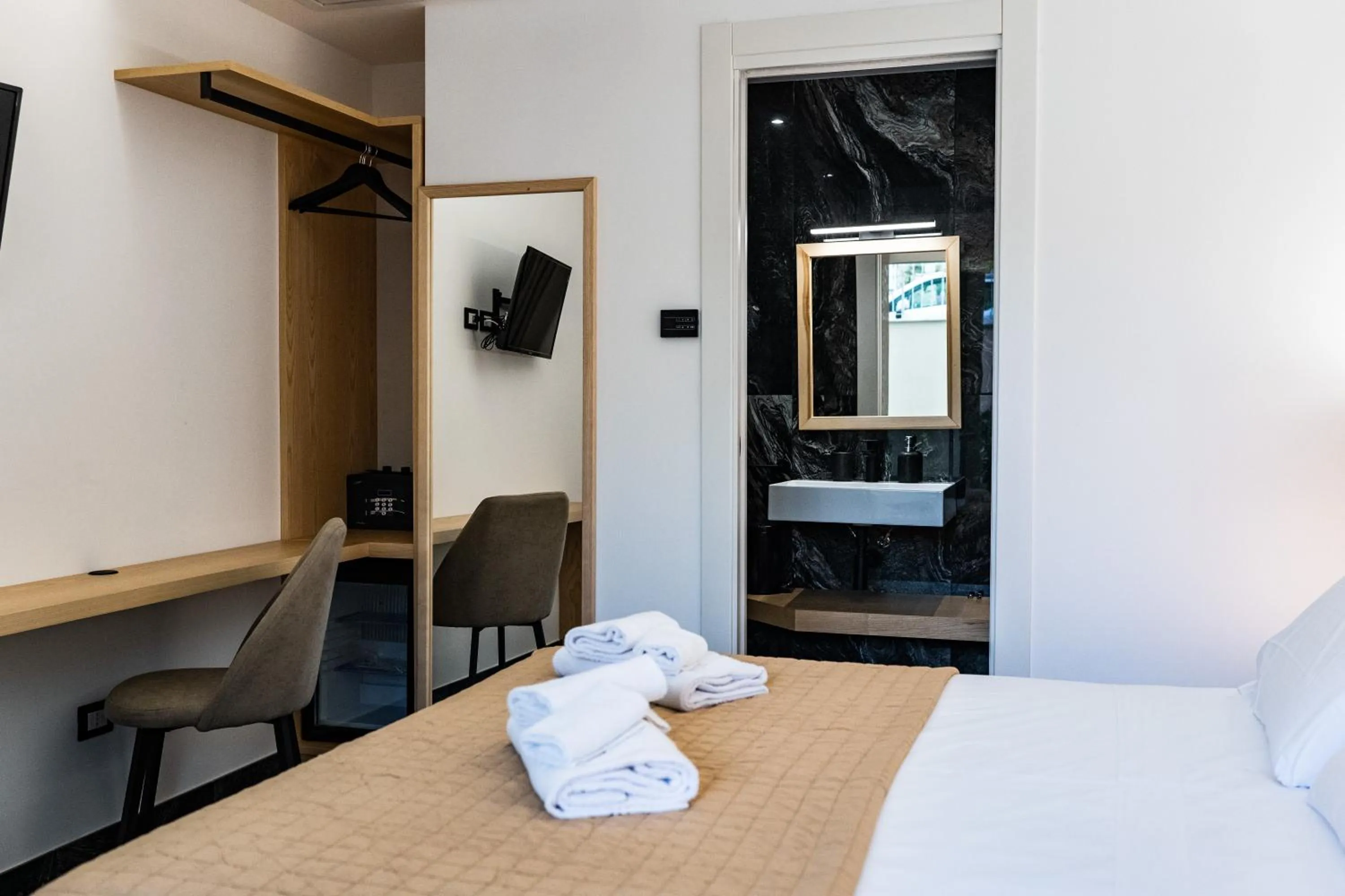 Photo of the whole room, Bed in Middle Town Palace