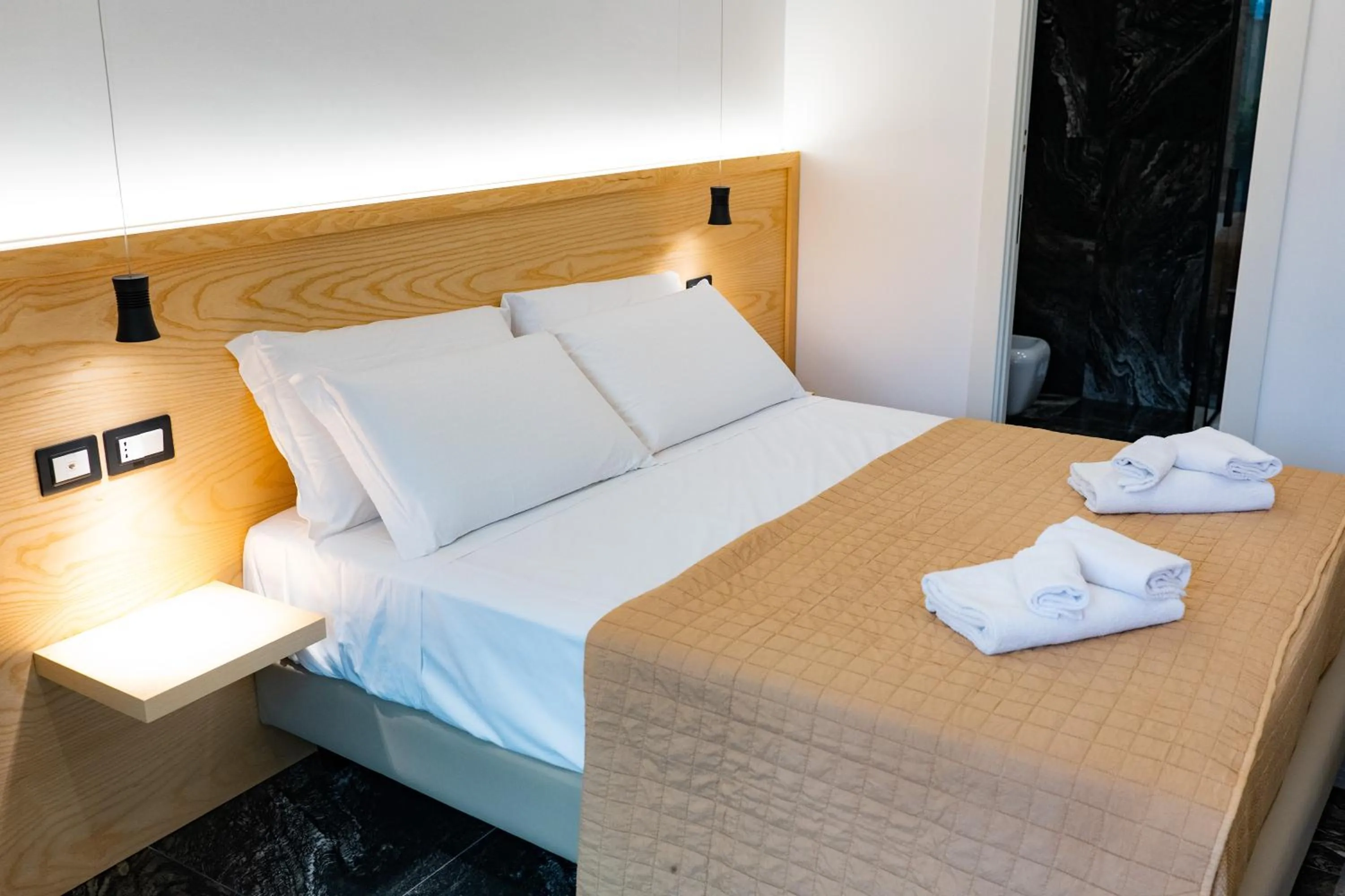 Photo of the whole room, Bed in Middle Town Palace