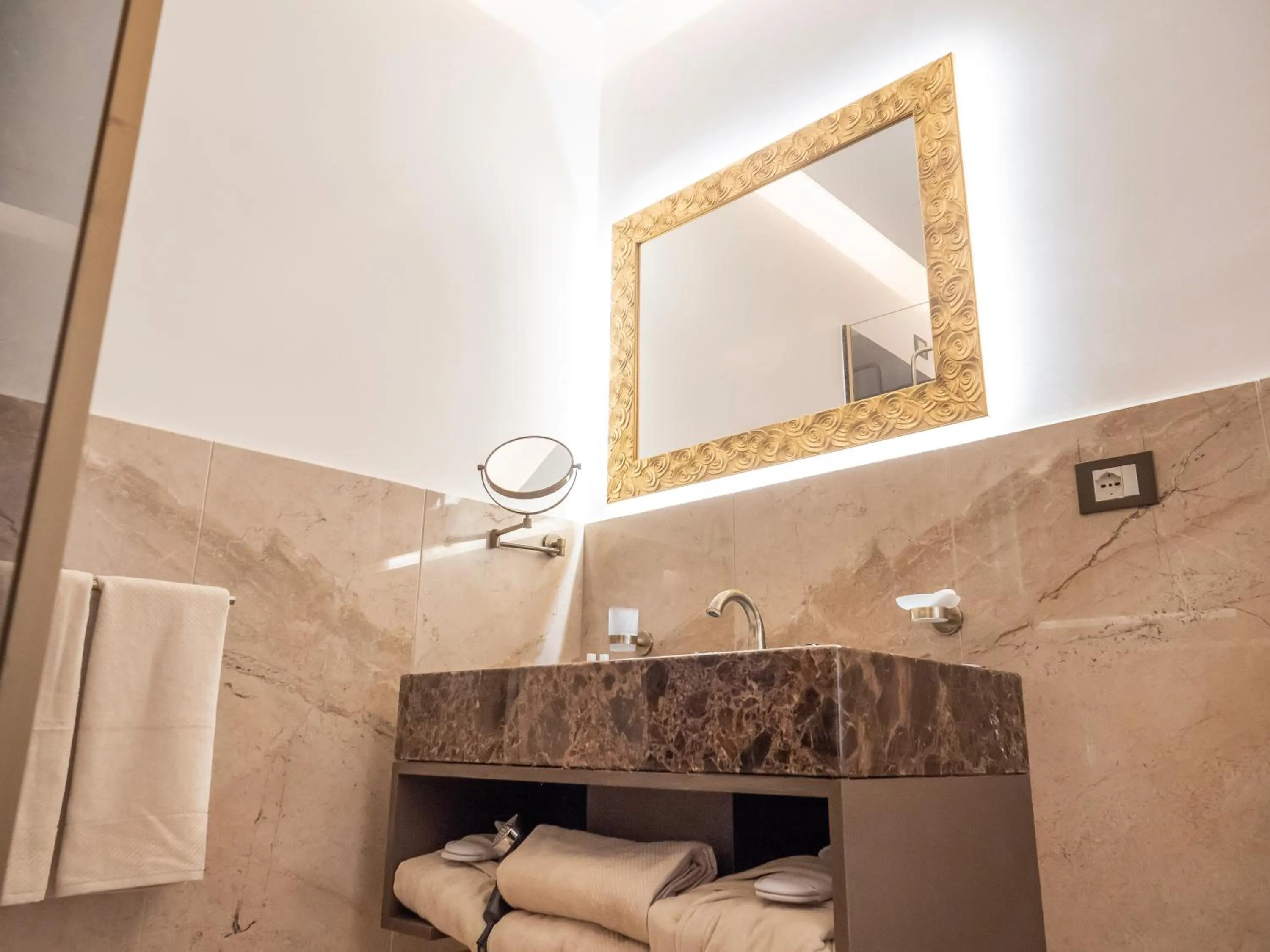 Bathroom in Villa Alliata di Pietratagliata