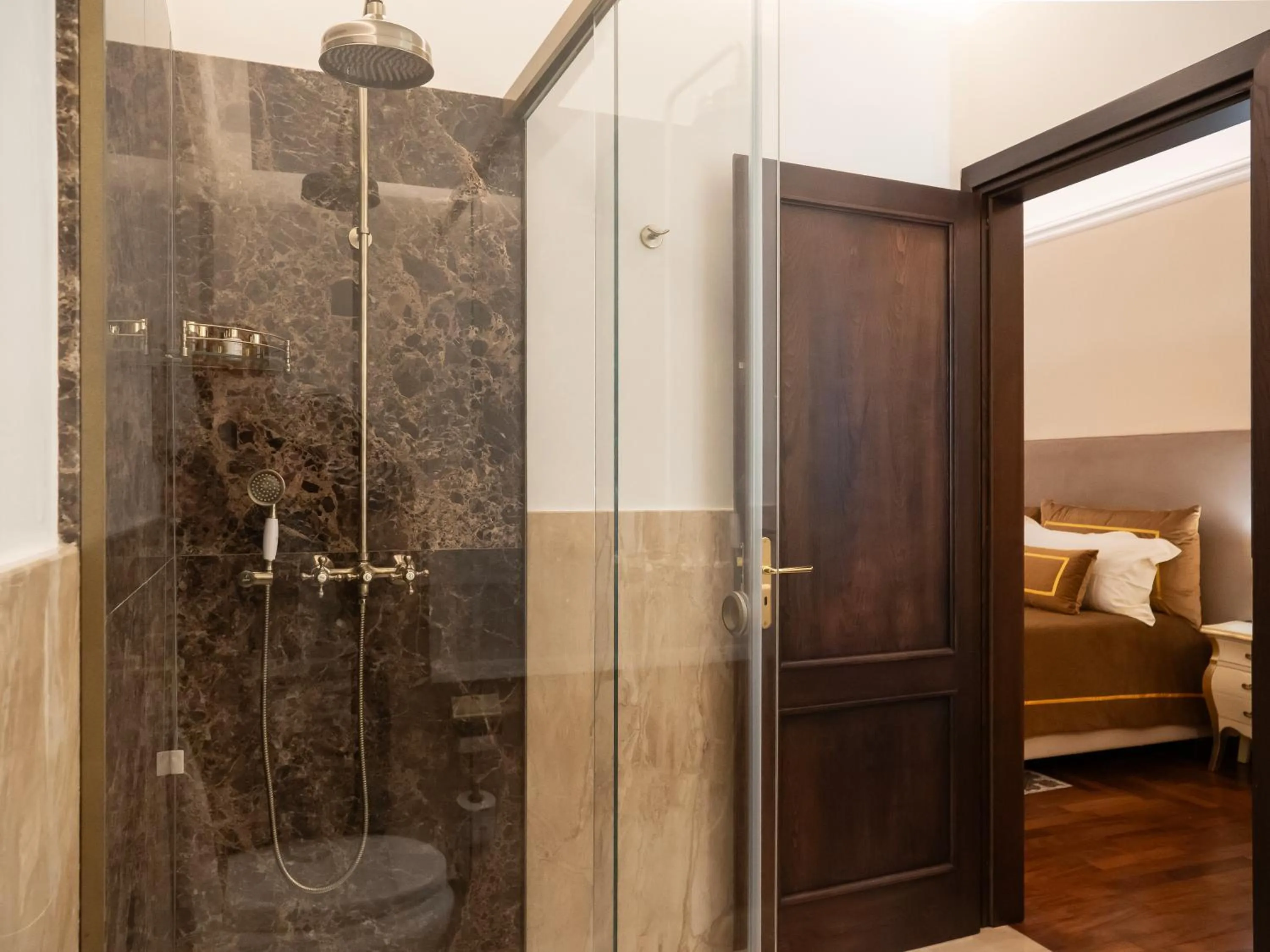 Shower in Villa Alliata di Pietratagliata