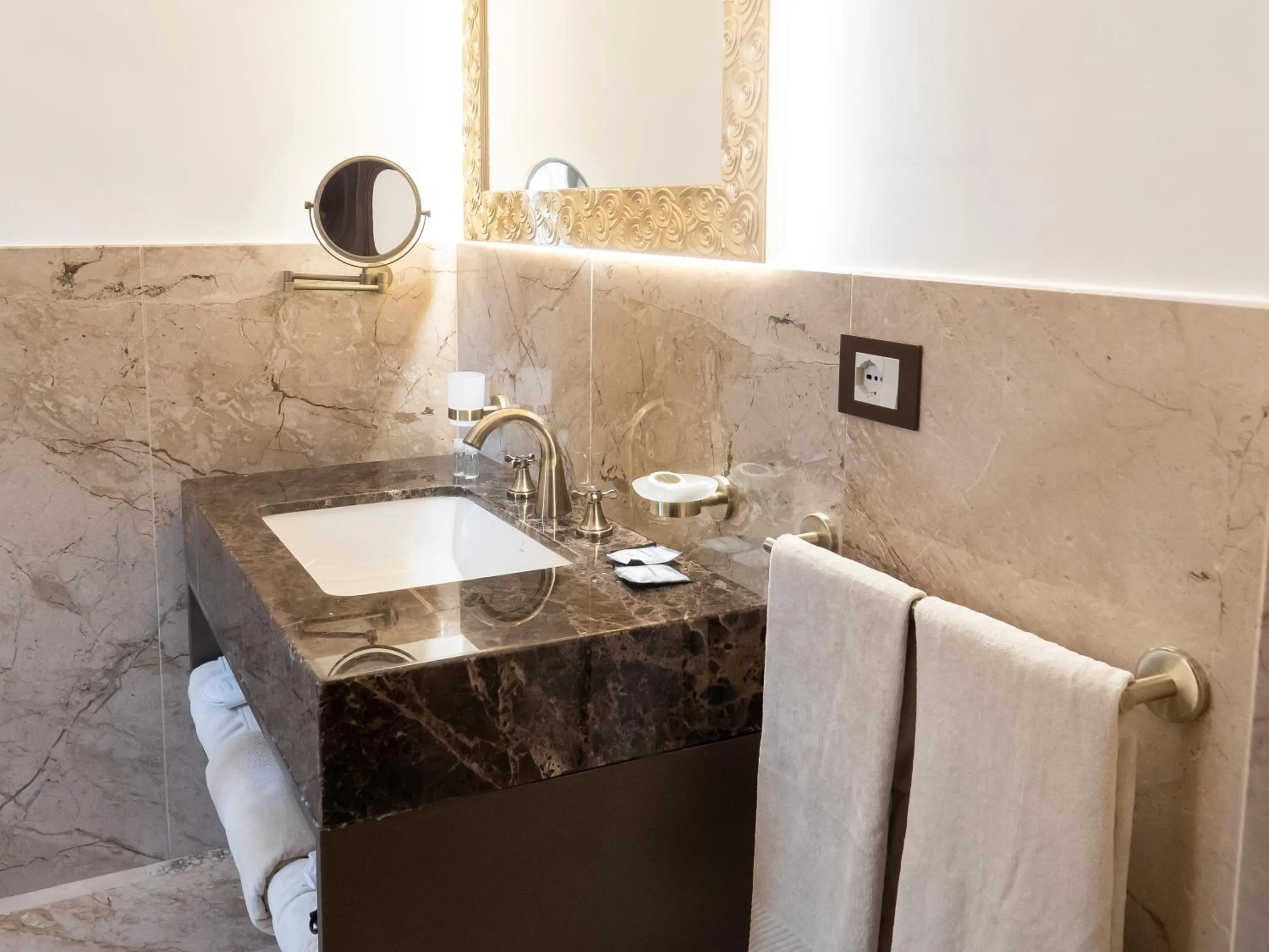 Bathroom in Villa Alliata di Pietratagliata