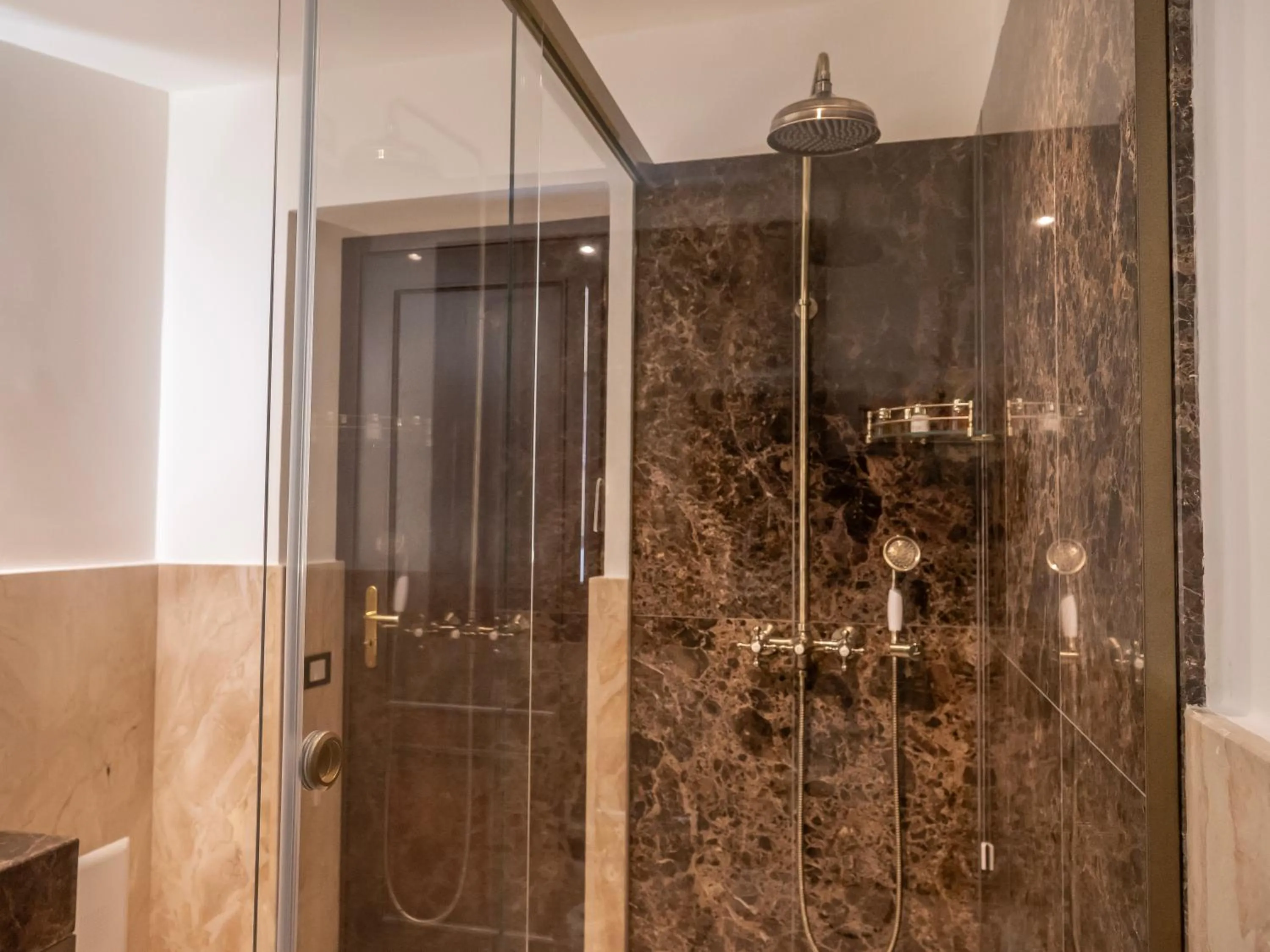 Shower in Villa Alliata di Pietratagliata