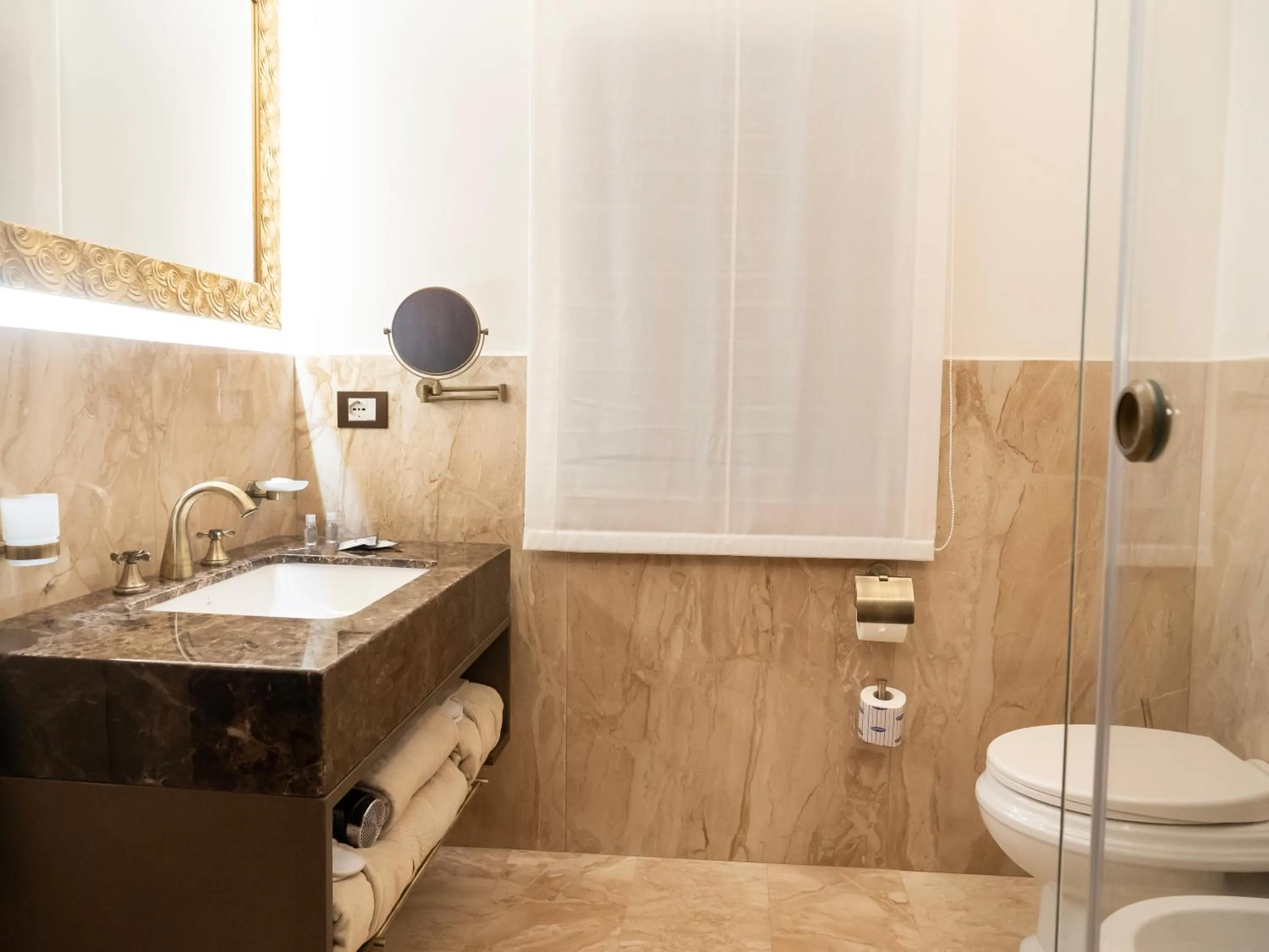 Shower in Villa Alliata di Pietratagliata