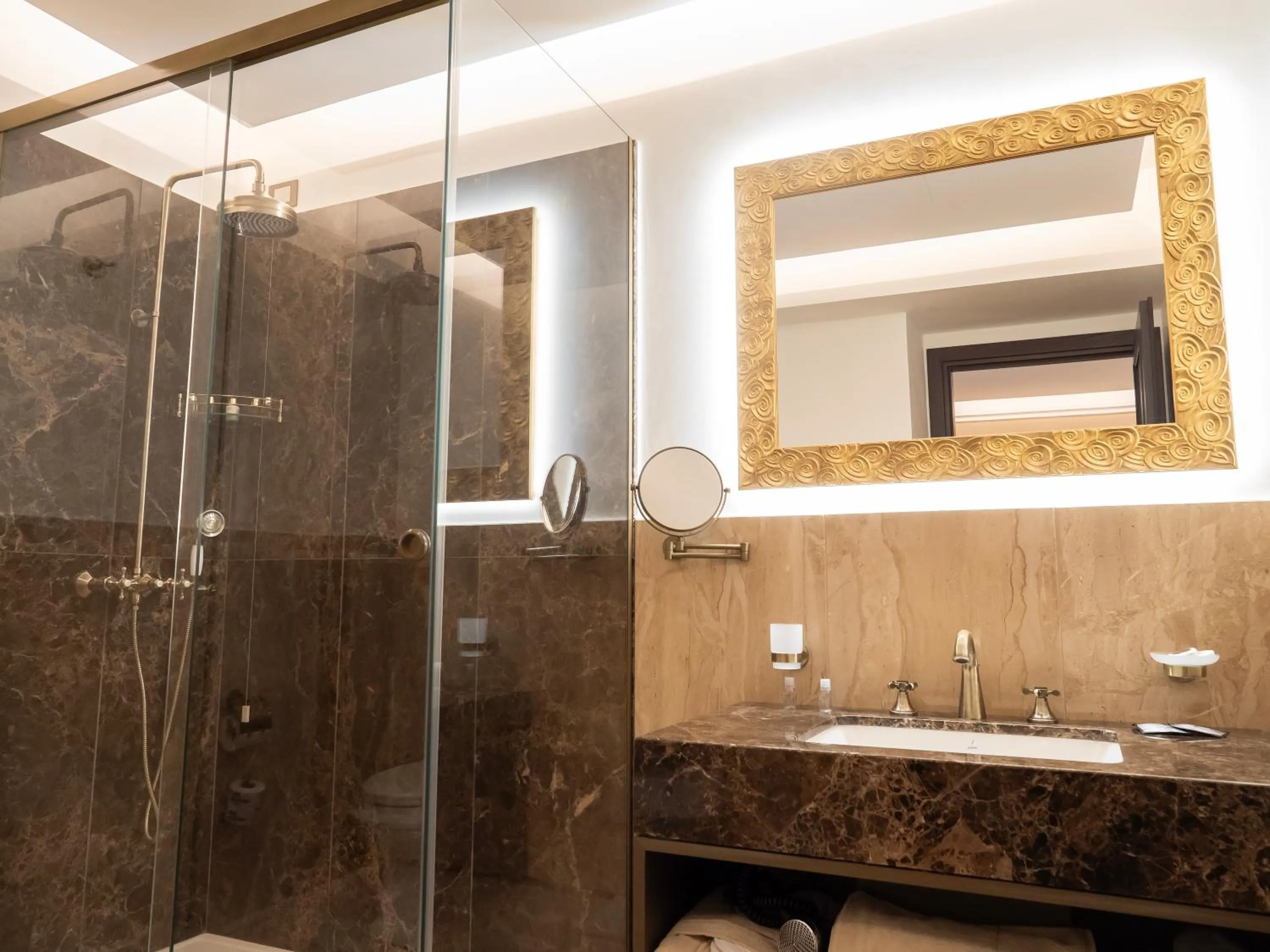 Shower in Villa Alliata di Pietratagliata