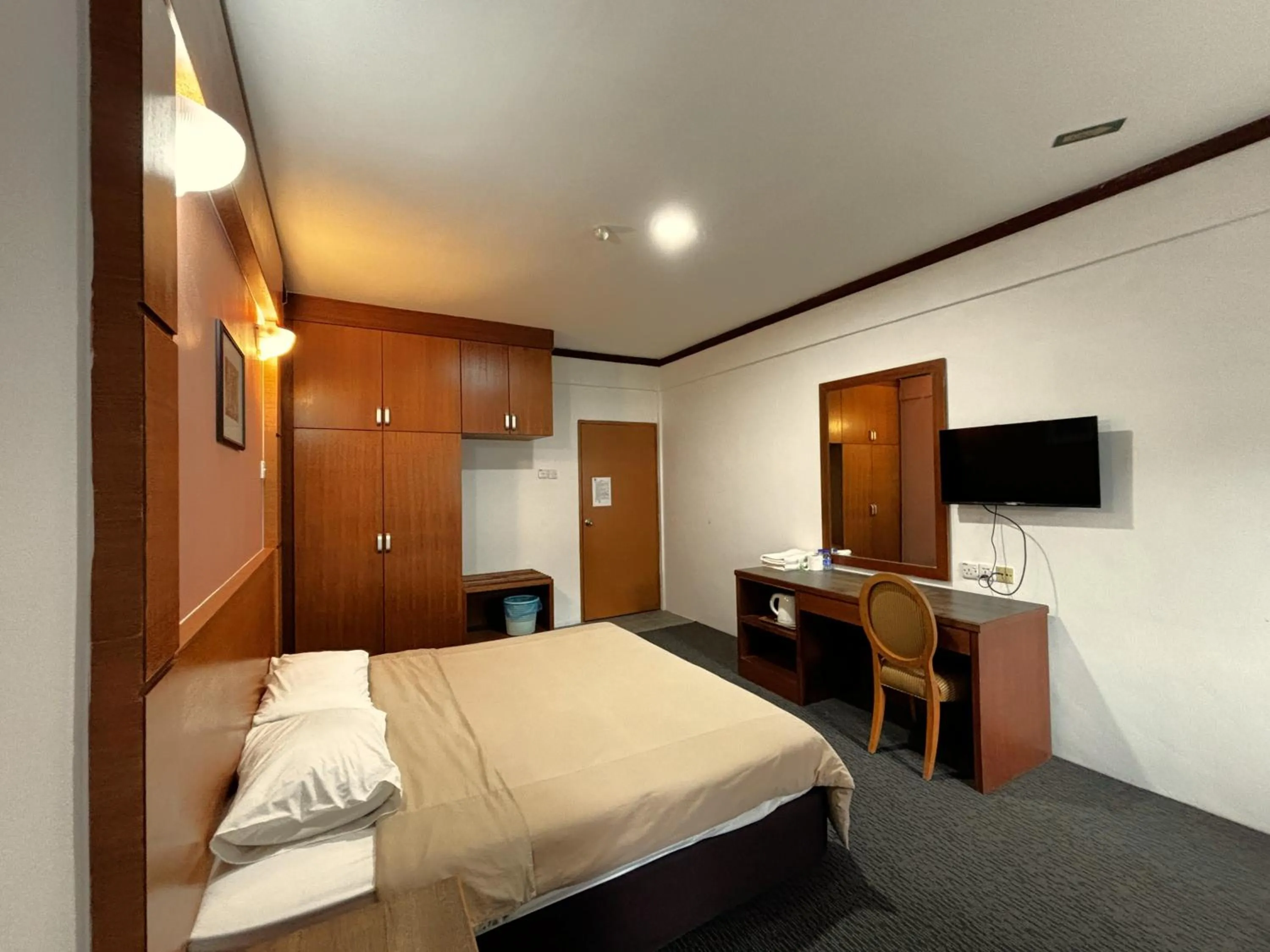 Bedroom, Bed in Cool Point Hotel