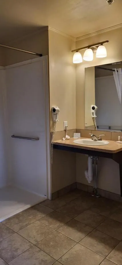 Kindersley All Suites Hotel