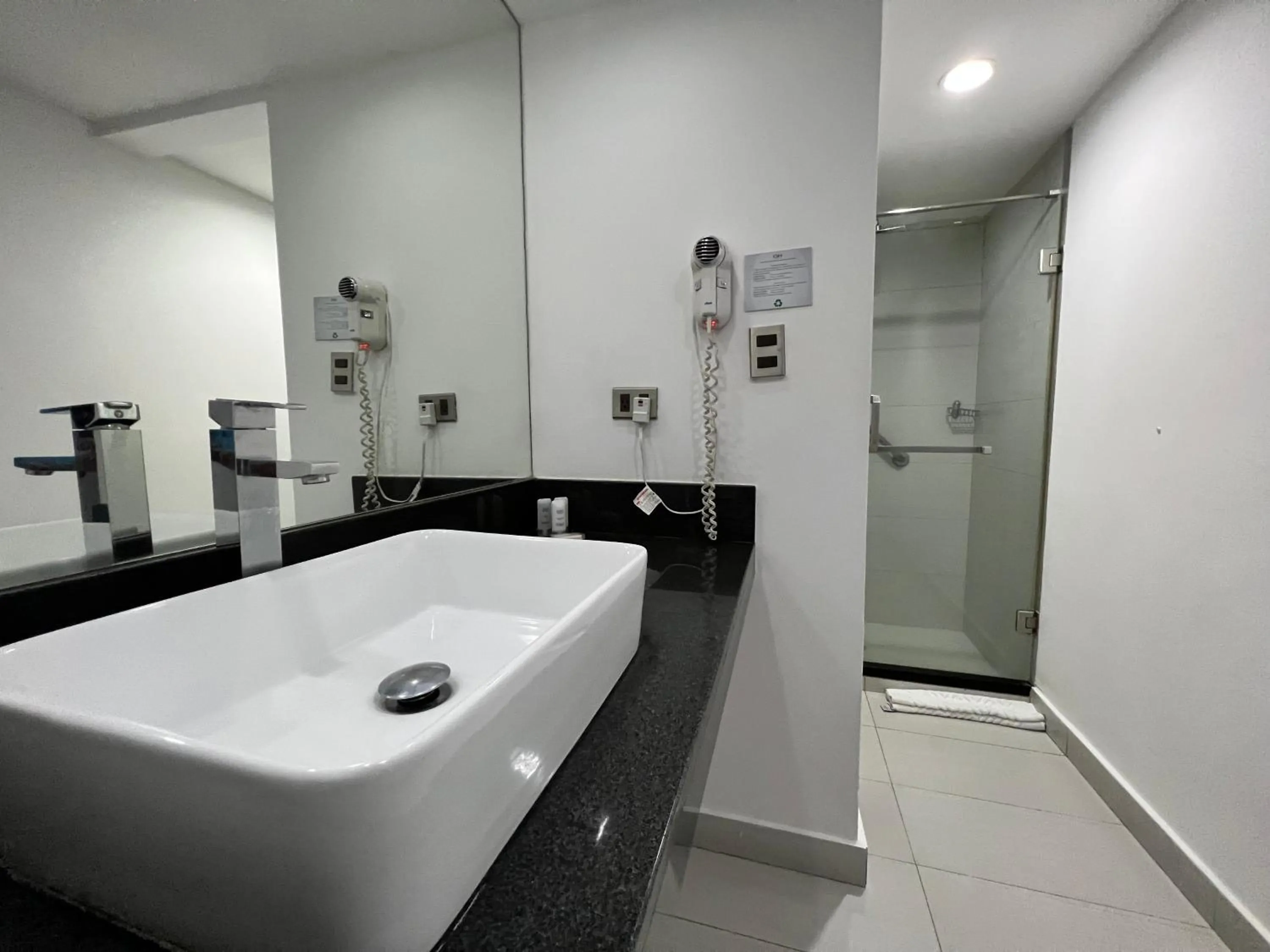 Shower in Hotel GH Guaparo Suites Valencia