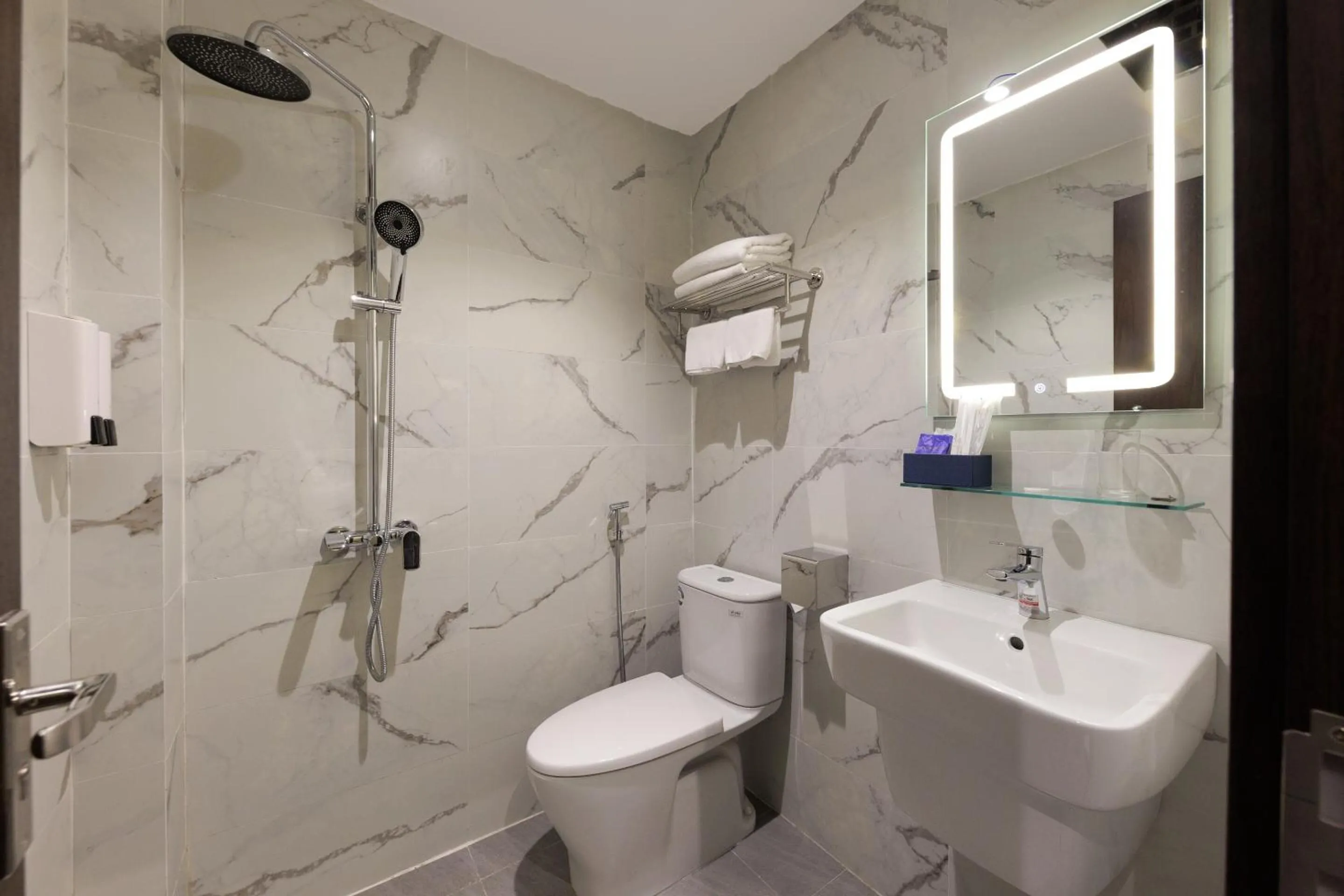 Bathroom in Collection O Le Grand Hanoi hotel – The Central Park