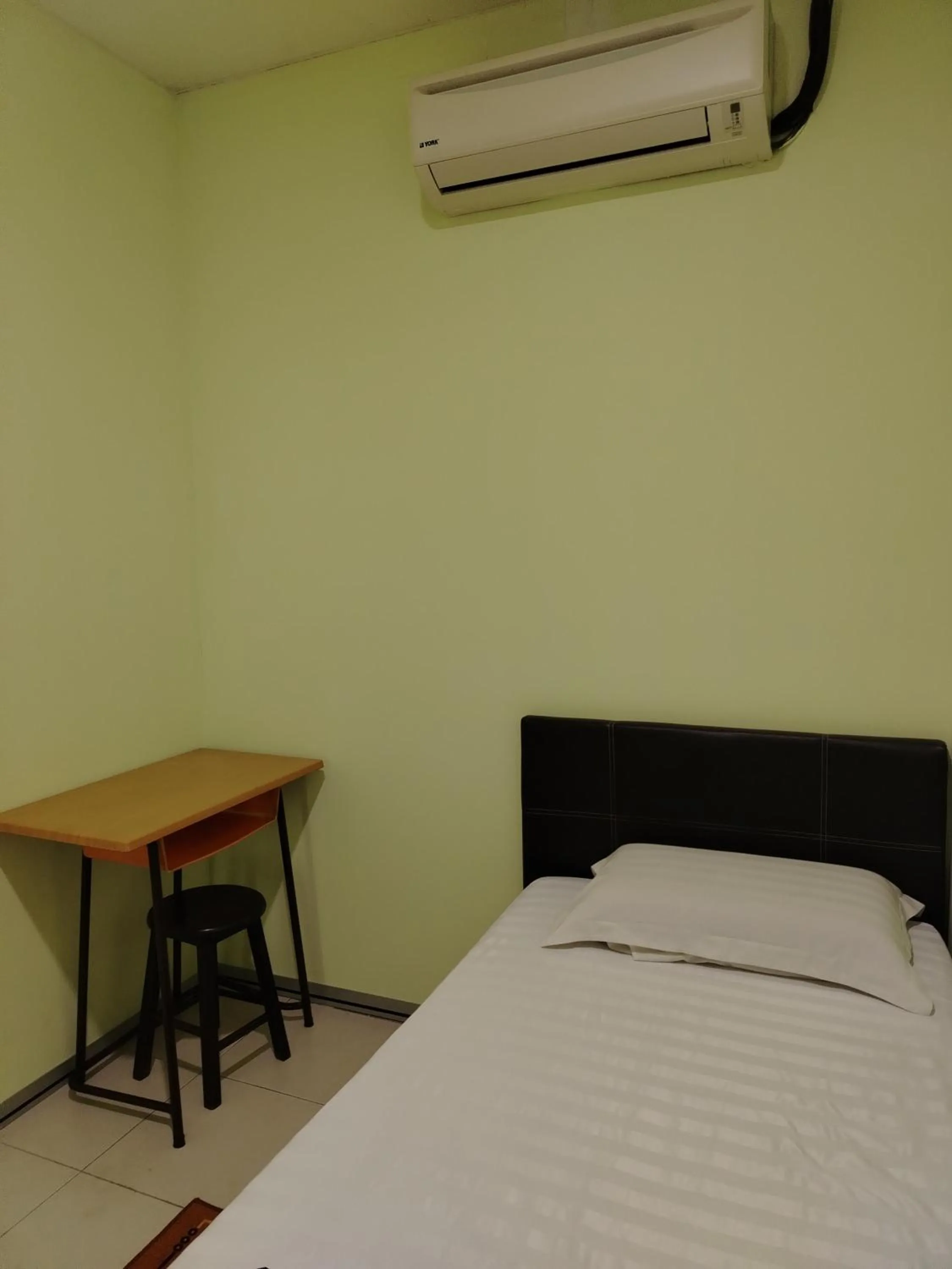 Photo of the whole room, Bed in Hotel O Seremban Near SnowLim Wonderland Formerly M&N Hotel