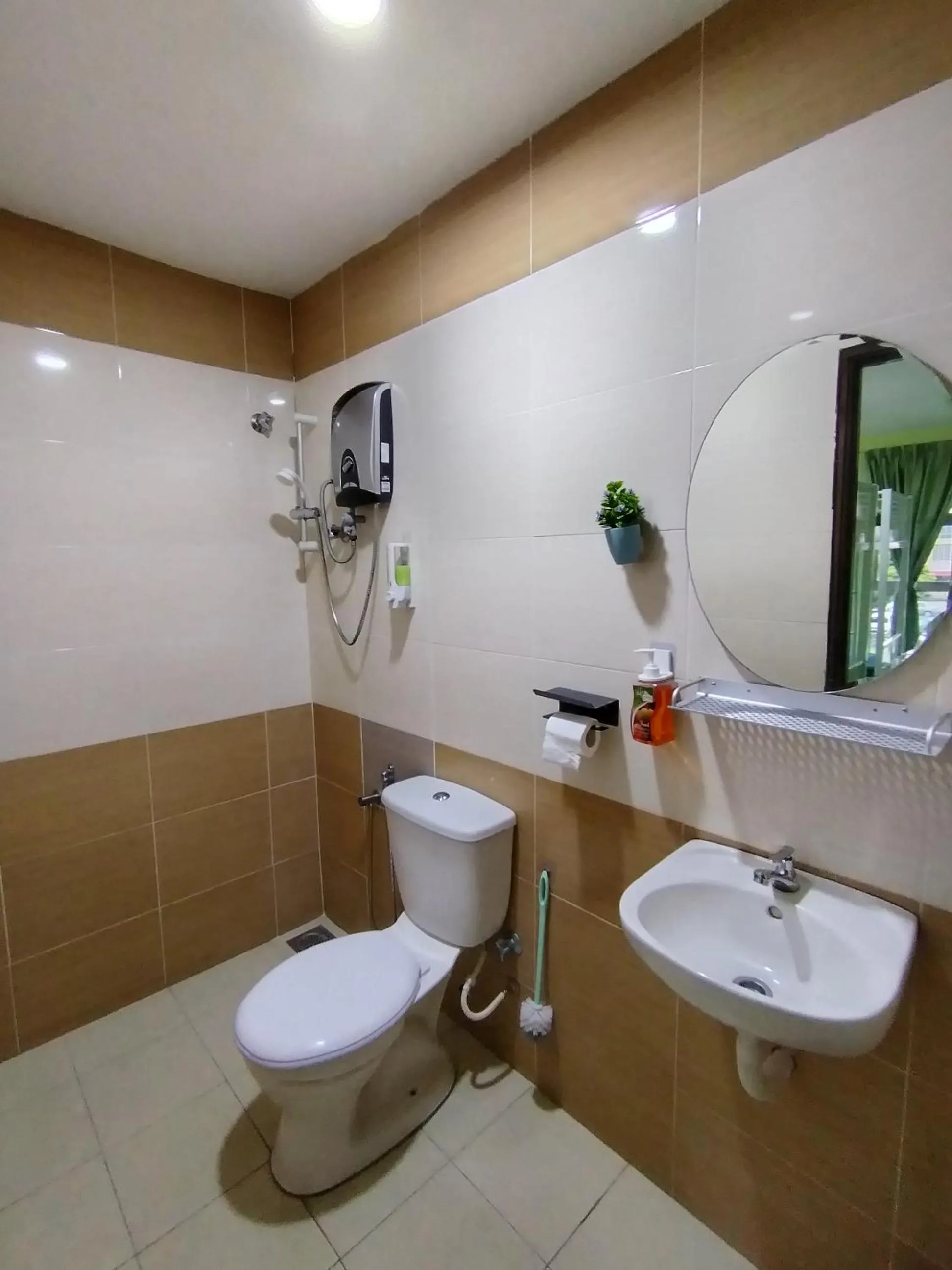 Toilet in Hotel O Seremban Near SnowLim Wonderland Formerly M&N Hotel