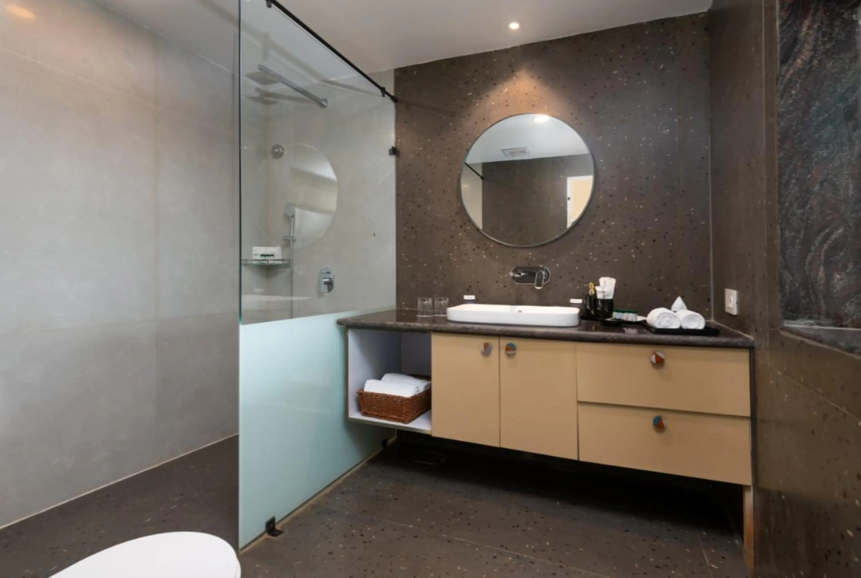 Shower in Grand Continent Morjim