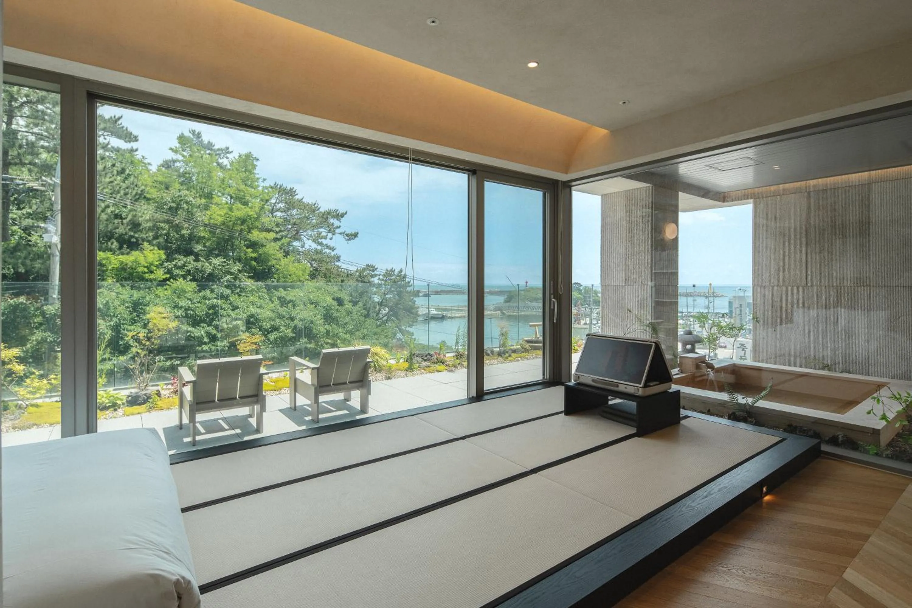 Balcony/Terrace, Bed in Ije Busan
